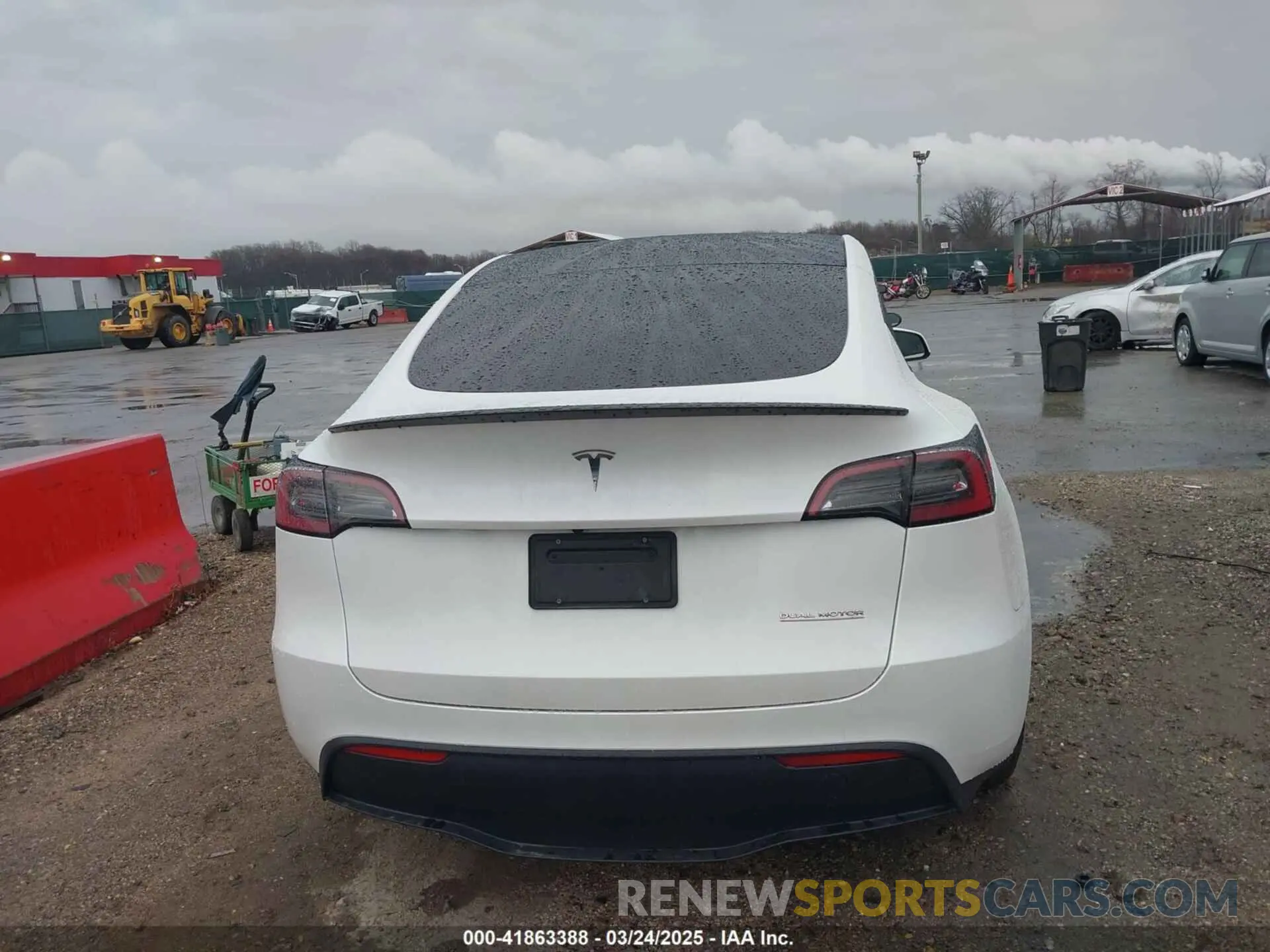 17 Photograph of a damaged car 7SAYGDEF9PF675038 TESLA MODEL Y 2023