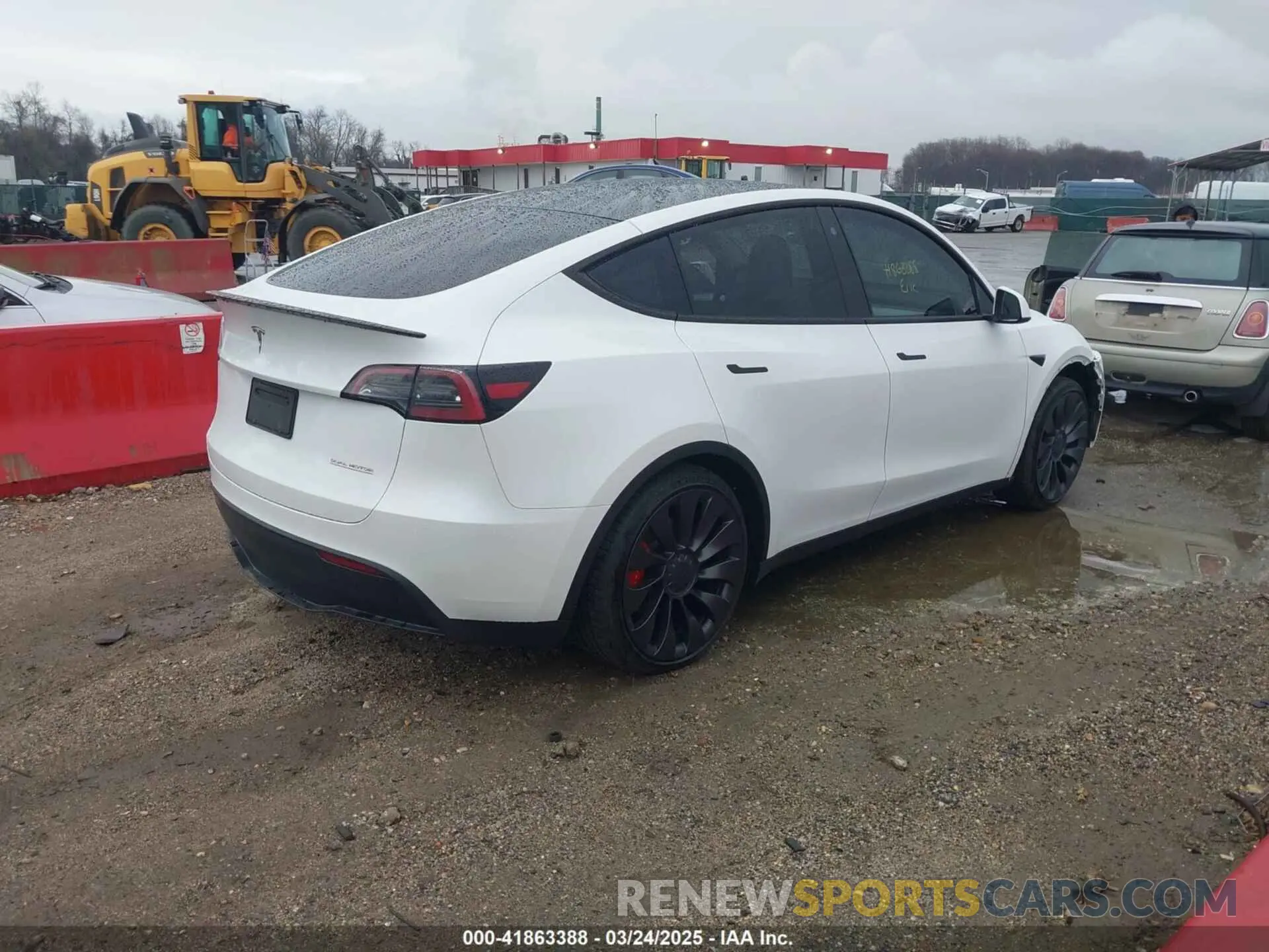 4 Photograph of a damaged car 7SAYGDEF9PF675038 TESLA MODEL Y 2023