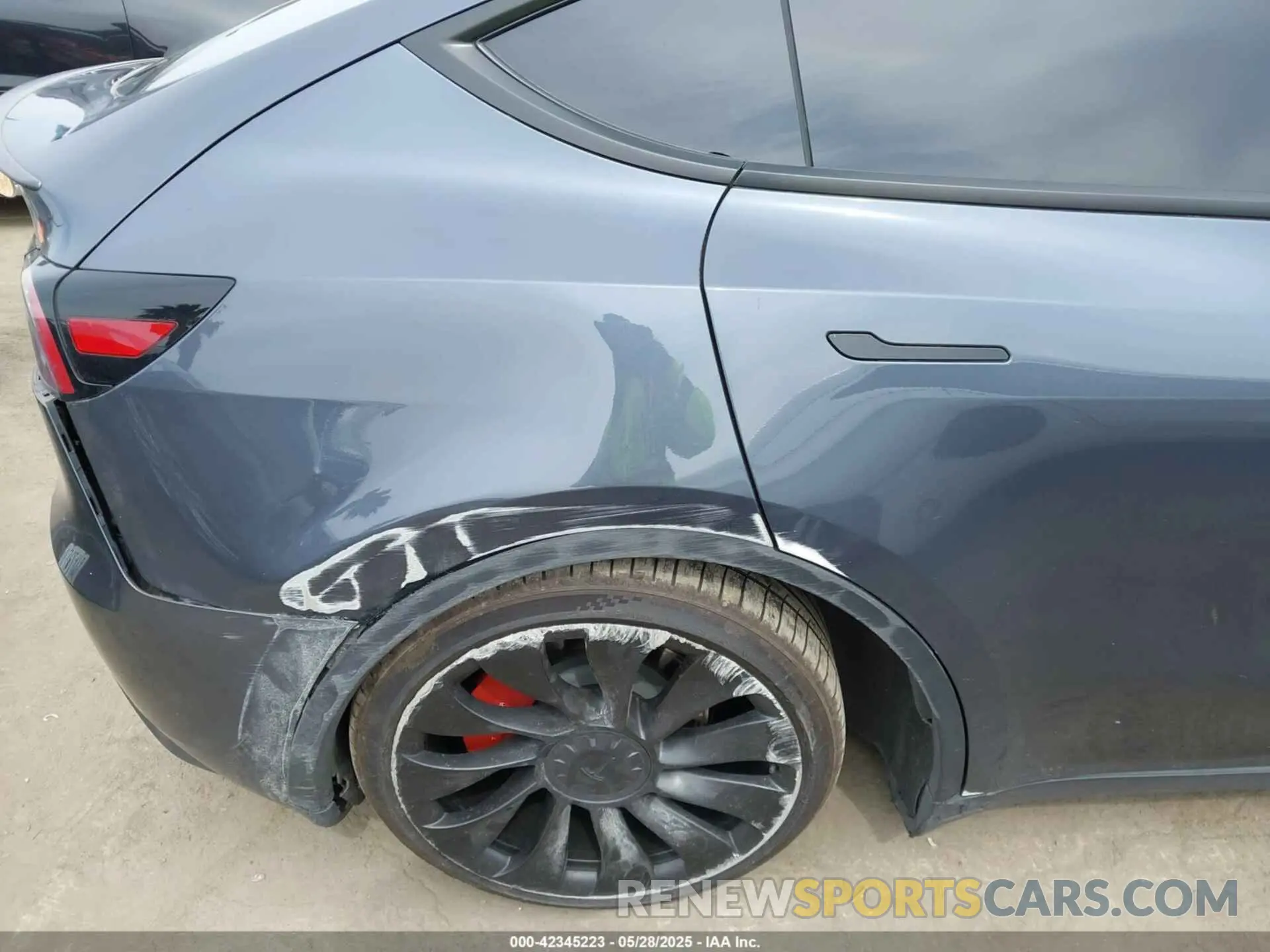 19 Photograph of a damaged car 7SAYGDEFXPF585588 TESLA MODEL Y 2023