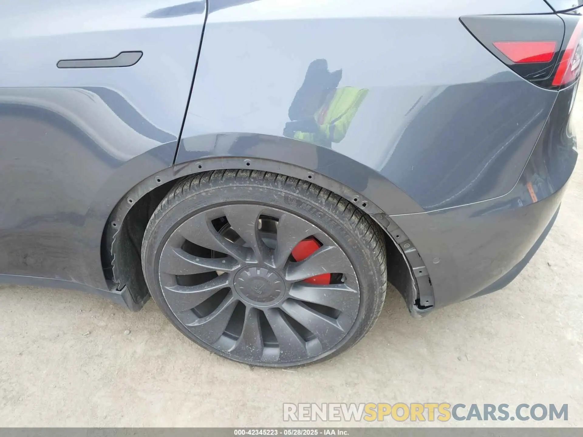 21 Photograph of a damaged car 7SAYGDEFXPF585588 TESLA MODEL Y 2023