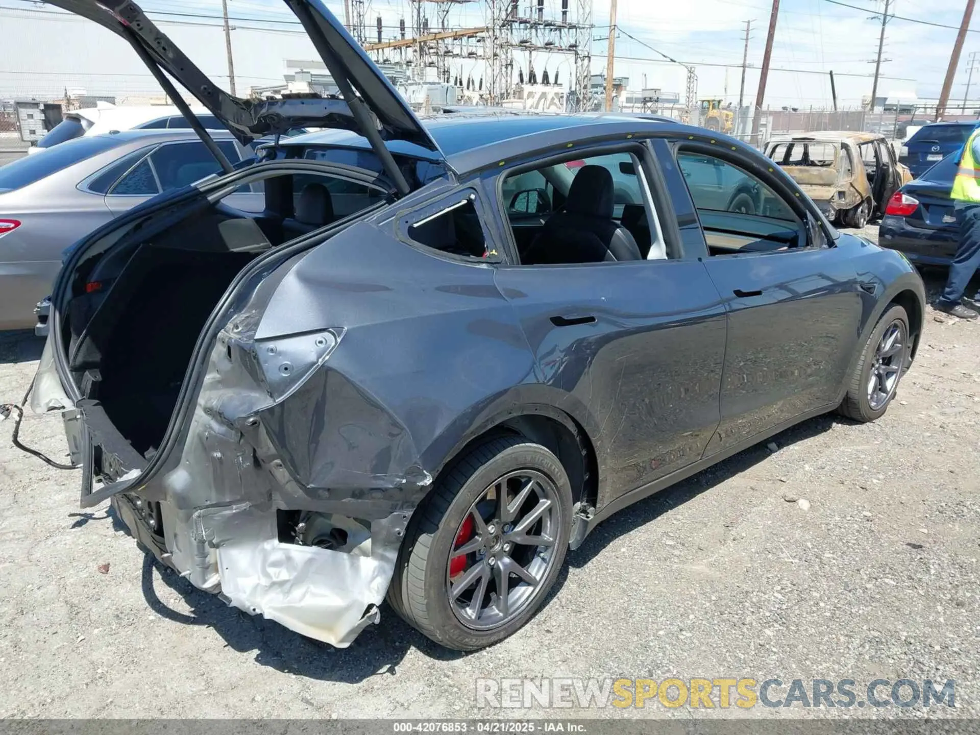 4 Photograph of a damaged car 7SAYGDEFXPF618668 TESLA MODEL Y 2023