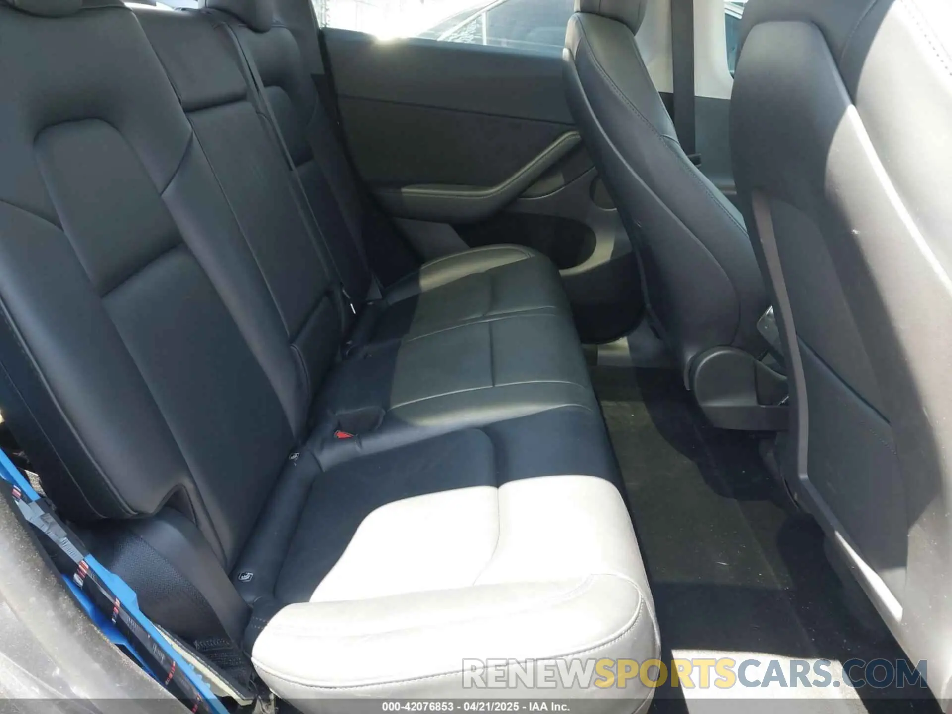 8 Photograph of a damaged car 7SAYGDEFXPF618668 TESLA MODEL Y 2023