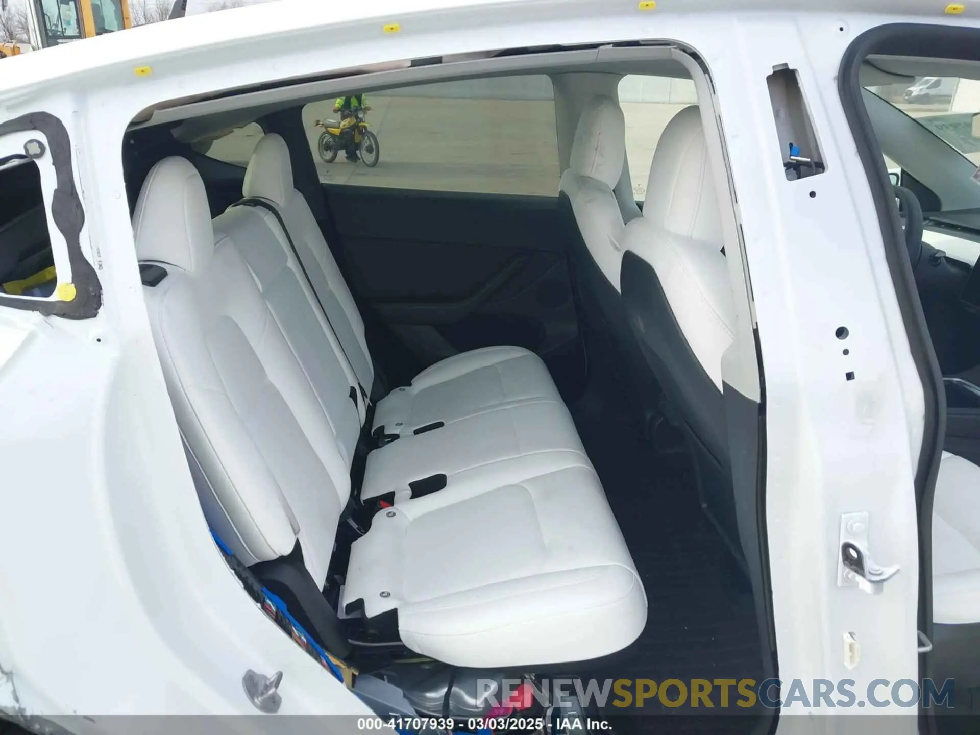 8 Photograph of a damaged car 7SAYGDEFXPF661889 TESLA MODEL Y 2023