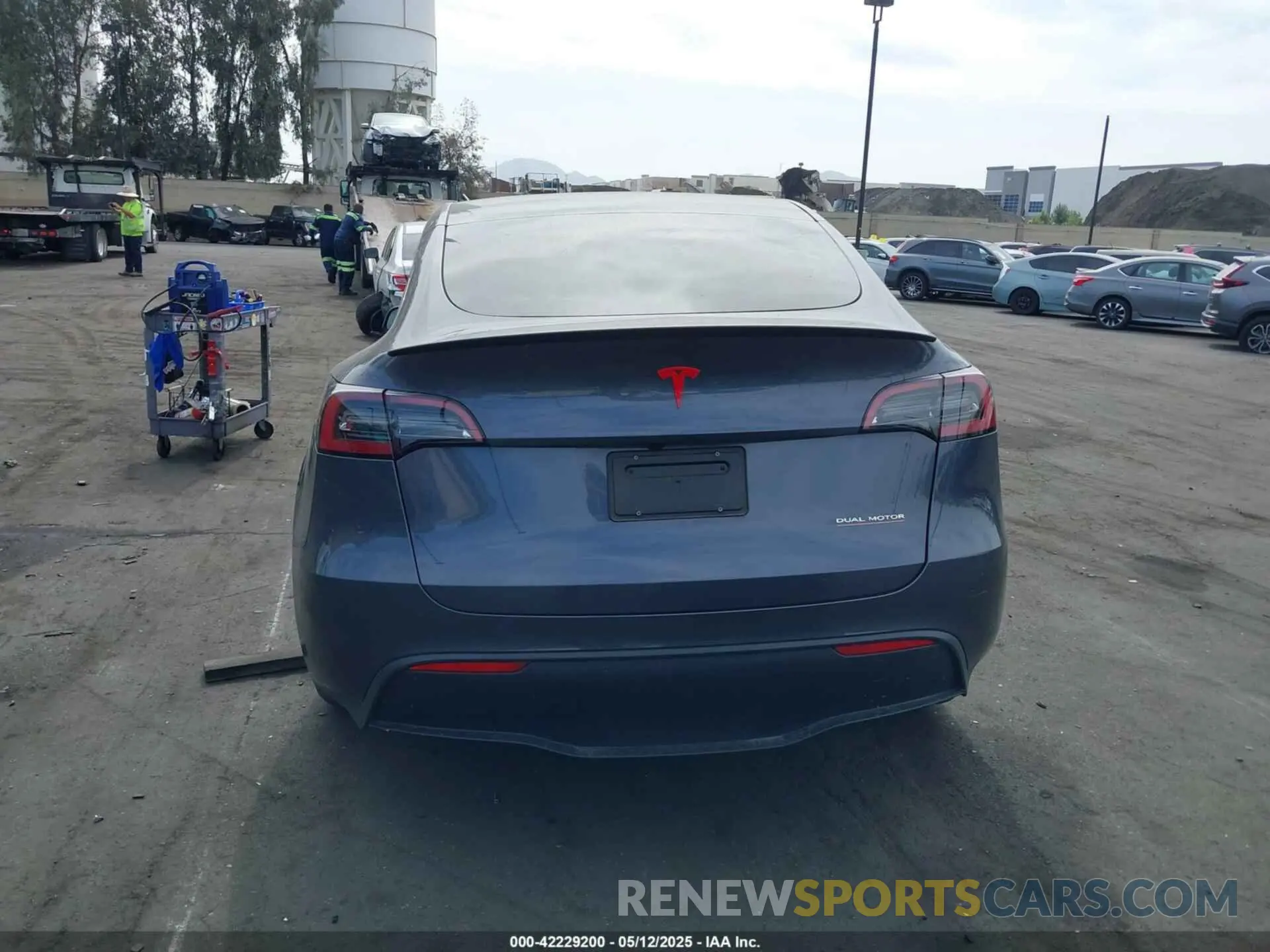 17 Photograph of a damaged car 7SAYGDEFXPF897975 TESLA MODEL Y 2023