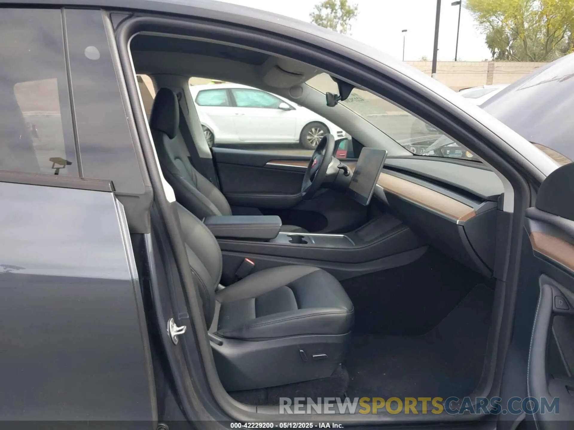5 Photograph of a damaged car 7SAYGDEFXPF897975 TESLA MODEL Y 2023