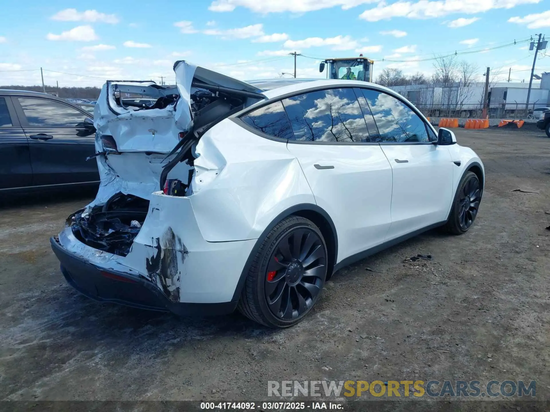 4 Photograph of a damaged car 7SAYGDEFXPF916976 TESLA MODEL Y 2023