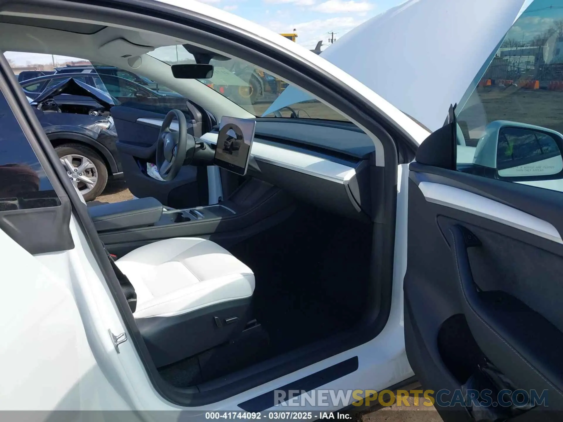 5 Photograph of a damaged car 7SAYGDEFXPF916976 TESLA MODEL Y 2023