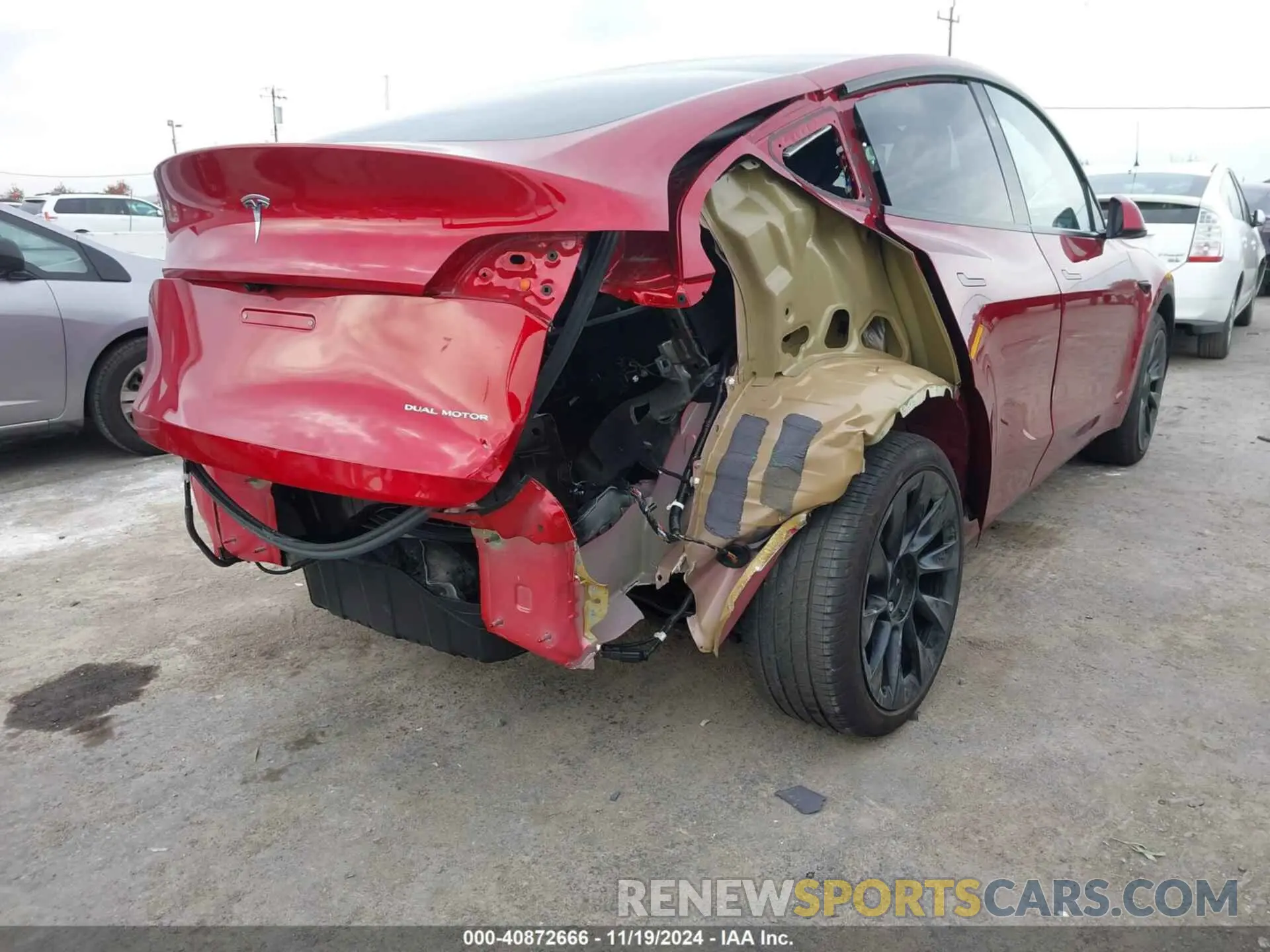6 Photograph of a damaged car 7SAYGAEE0RF017553 TESLA MODEL Y 2024