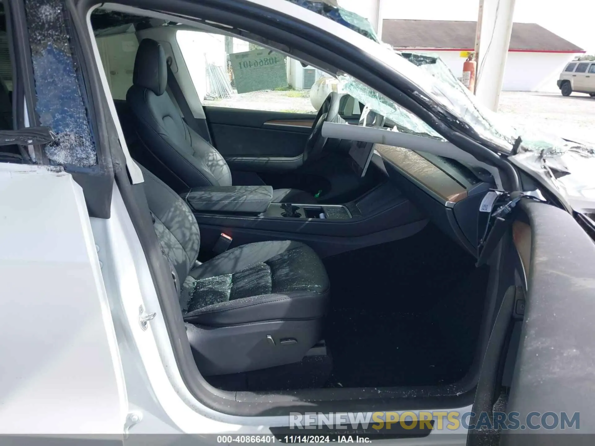 5 Photograph of a damaged car 7SAYGAEE0RF100657 TESLA MODEL Y 2024