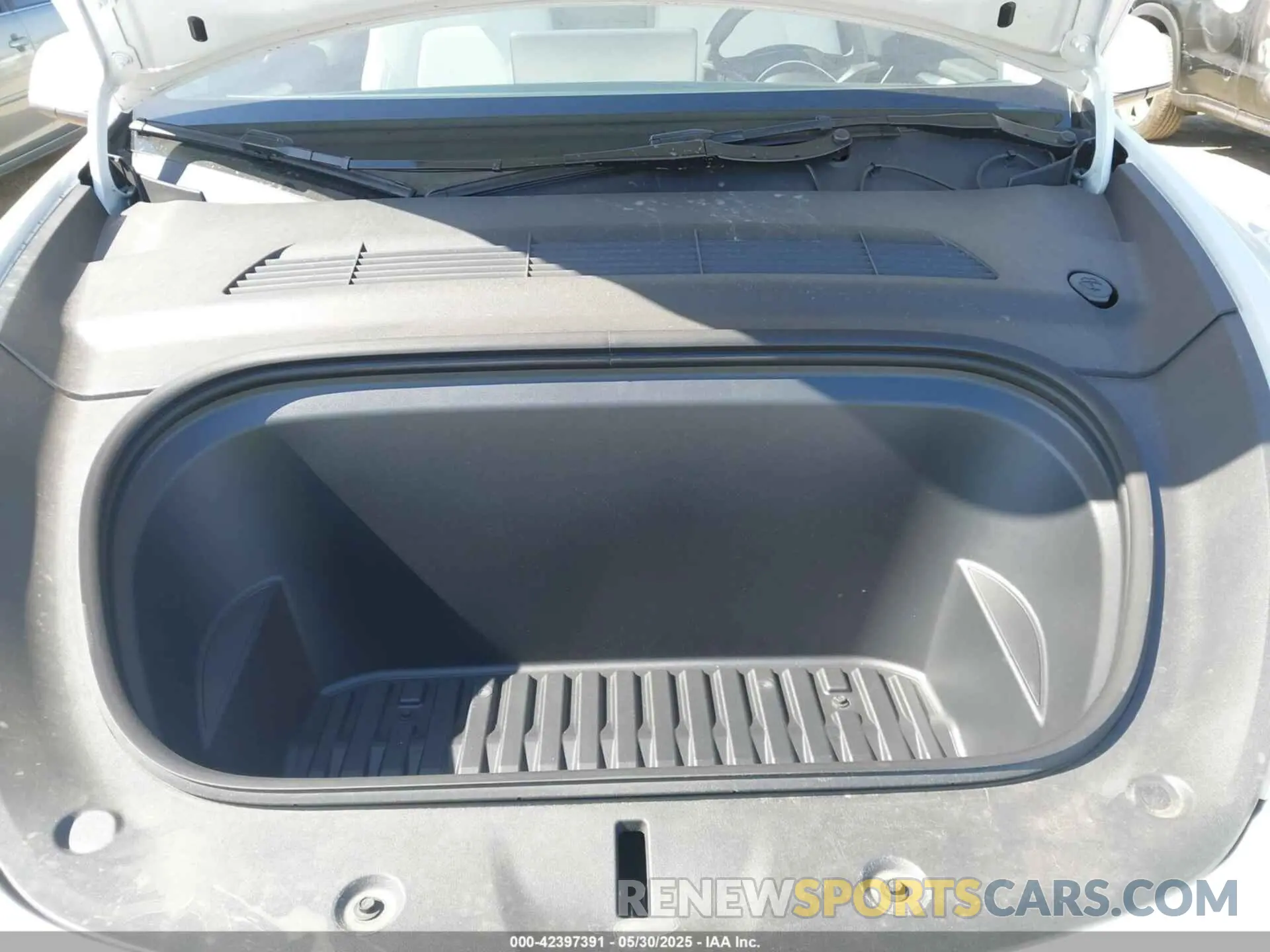 10 Photograph of a damaged car 7SAYGAEE1RF165825 TESLA MODEL Y 2024