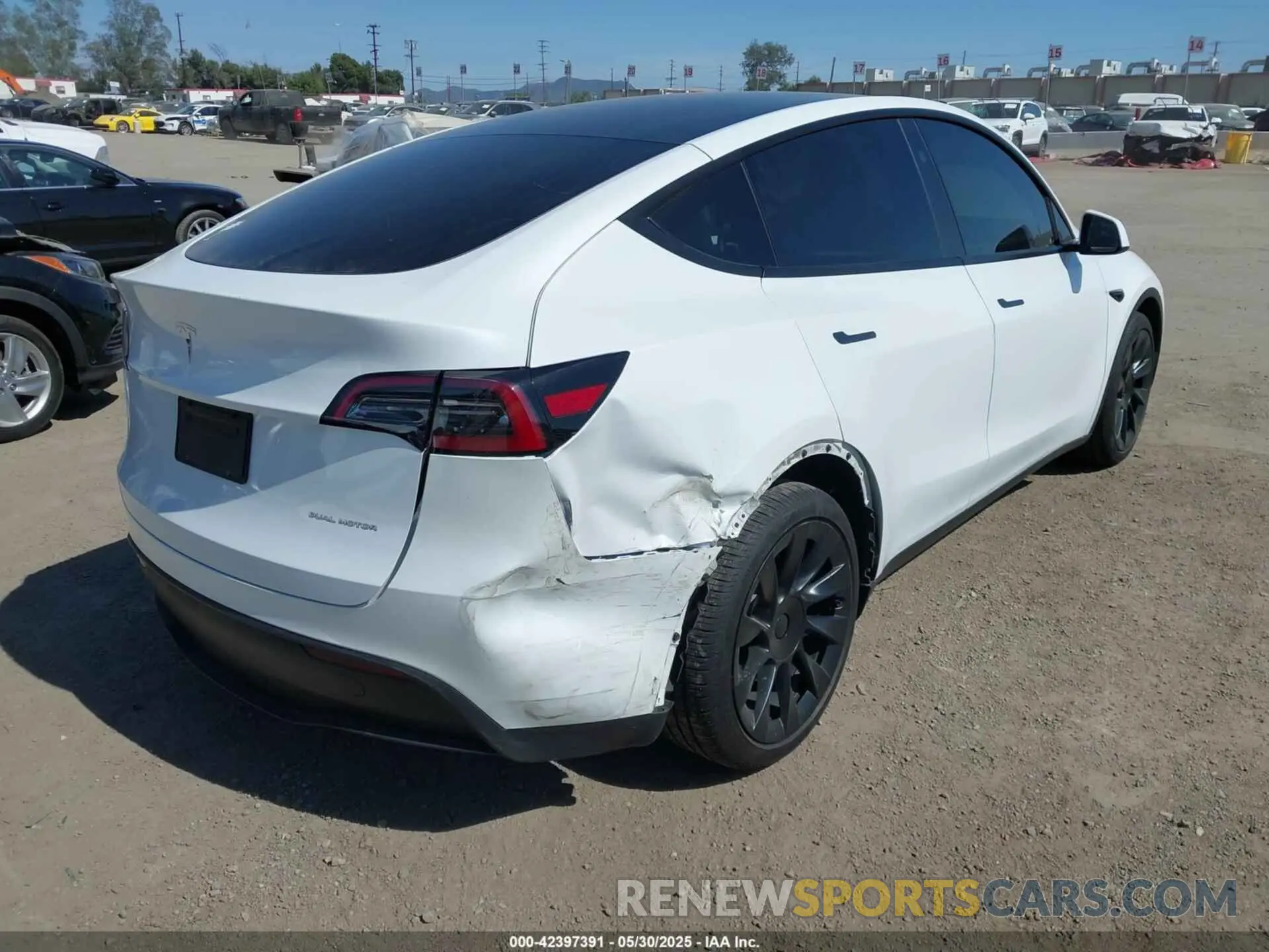 4 Photograph of a damaged car 7SAYGAEE1RF165825 TESLA MODEL Y 2024