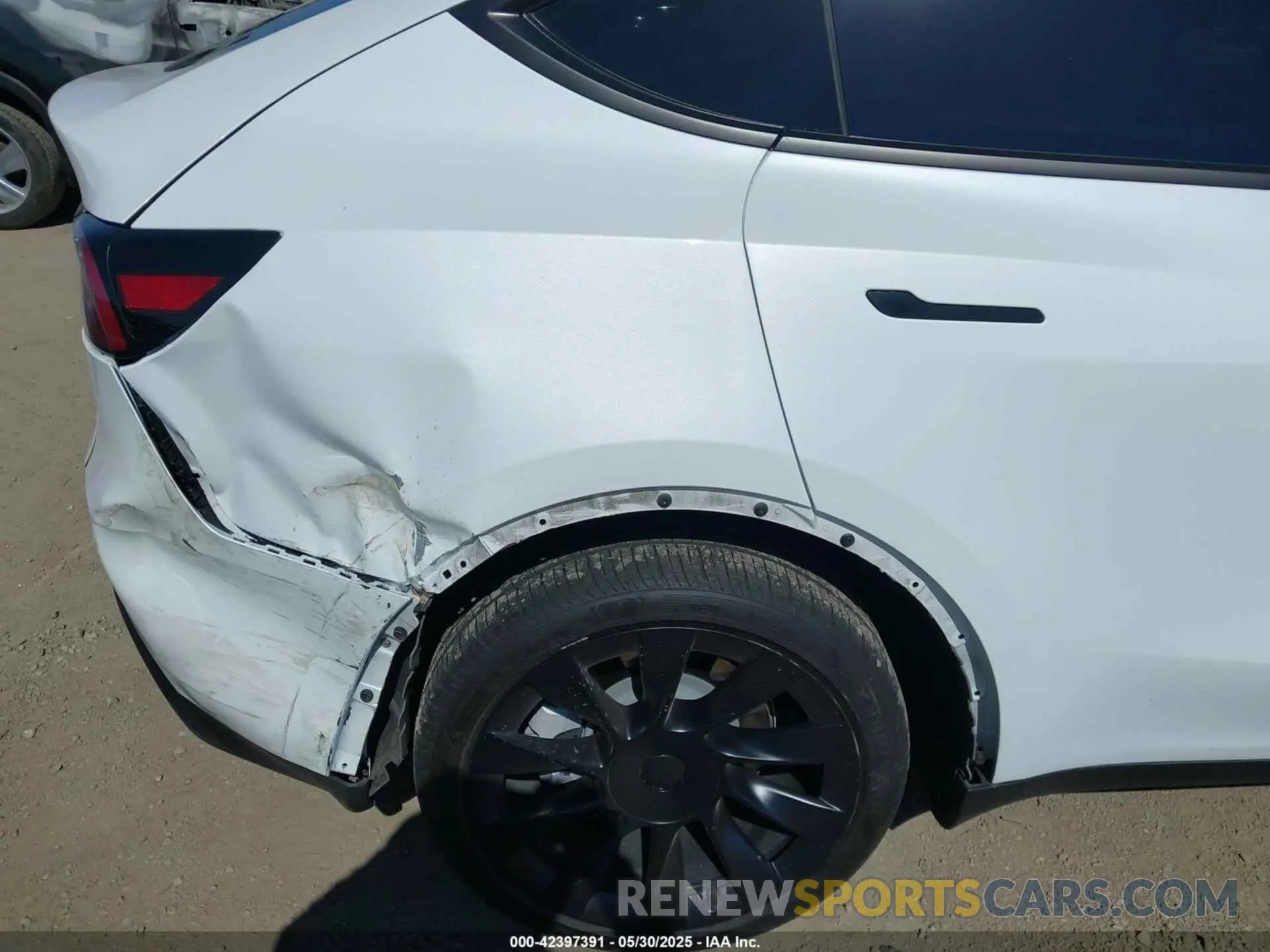 6 Photograph of a damaged car 7SAYGAEE1RF165825 TESLA MODEL Y 2024