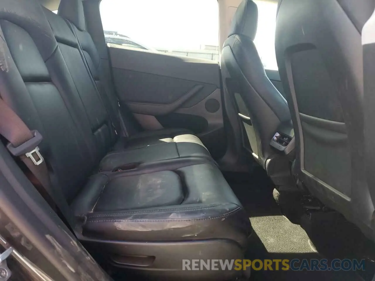 10 Photograph of a damaged car 7SAYGAEE1RF988643 TESLA MODEL Y 2024