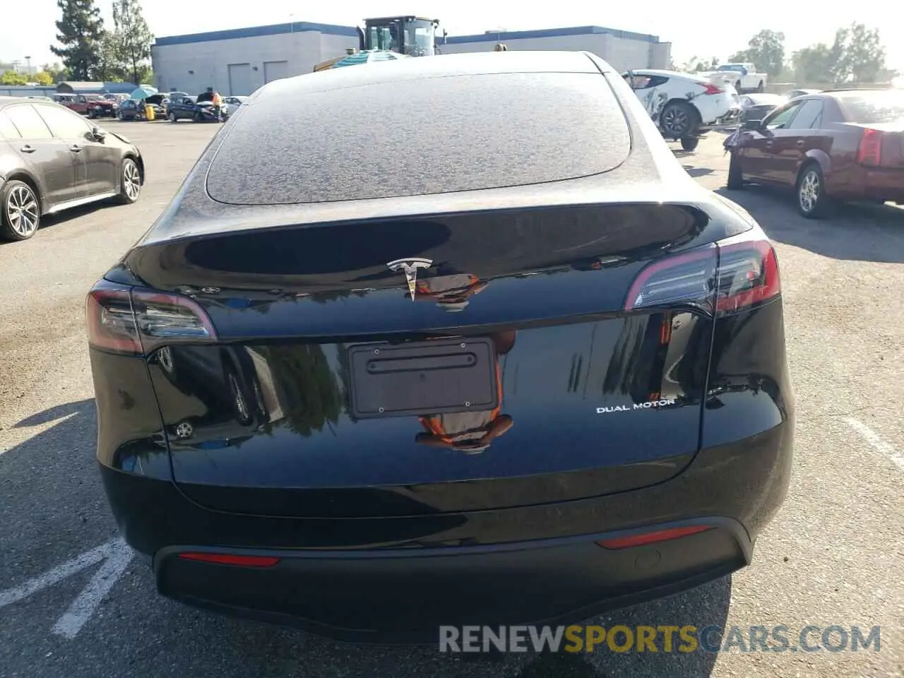 6 Photograph of a damaged car 7SAYGAEE2RF009101 TESLA MODEL Y 2024