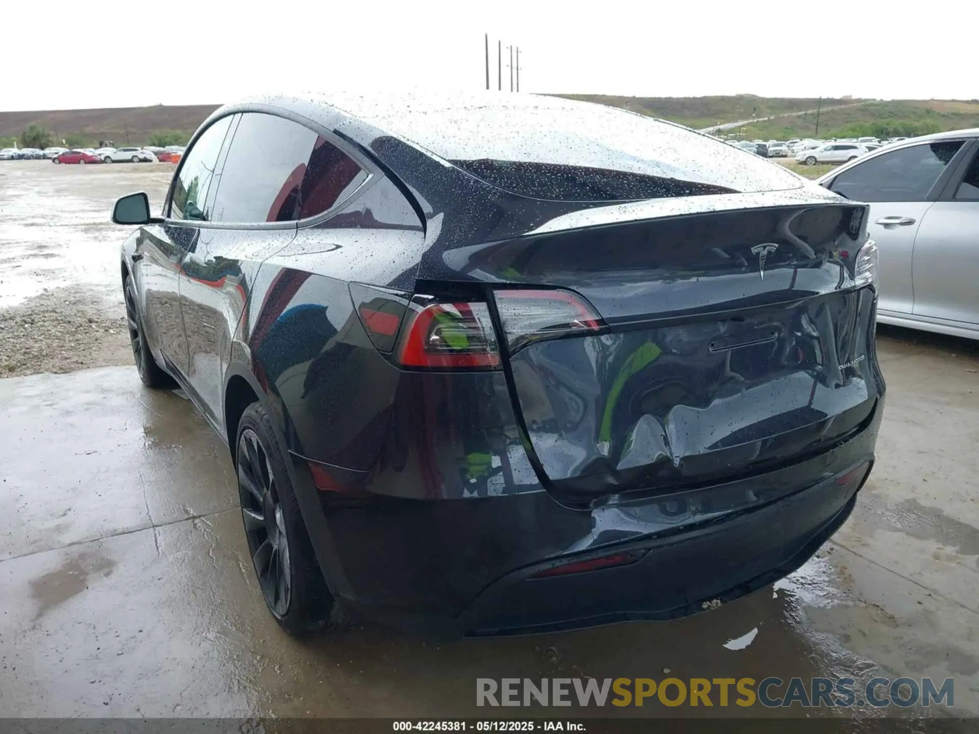 3 Photograph of a damaged car 7SAYGAEE3RF039918 TESLA MODEL Y 2024