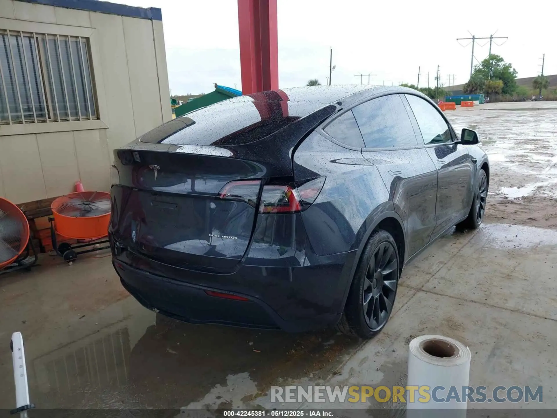4 Photograph of a damaged car 7SAYGAEE3RF039918 TESLA MODEL Y 2024