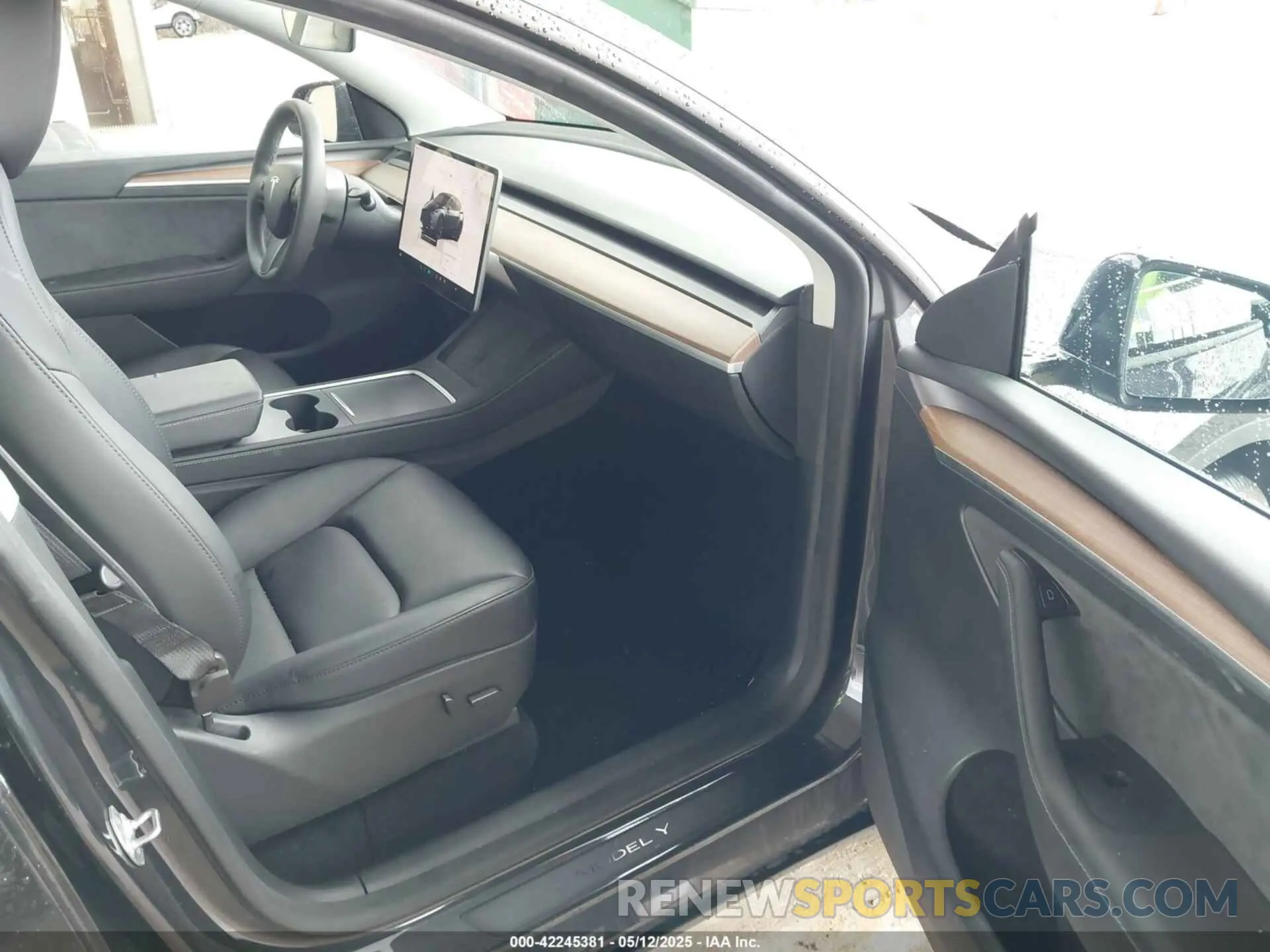 5 Photograph of a damaged car 7SAYGAEE3RF039918 TESLA MODEL Y 2024