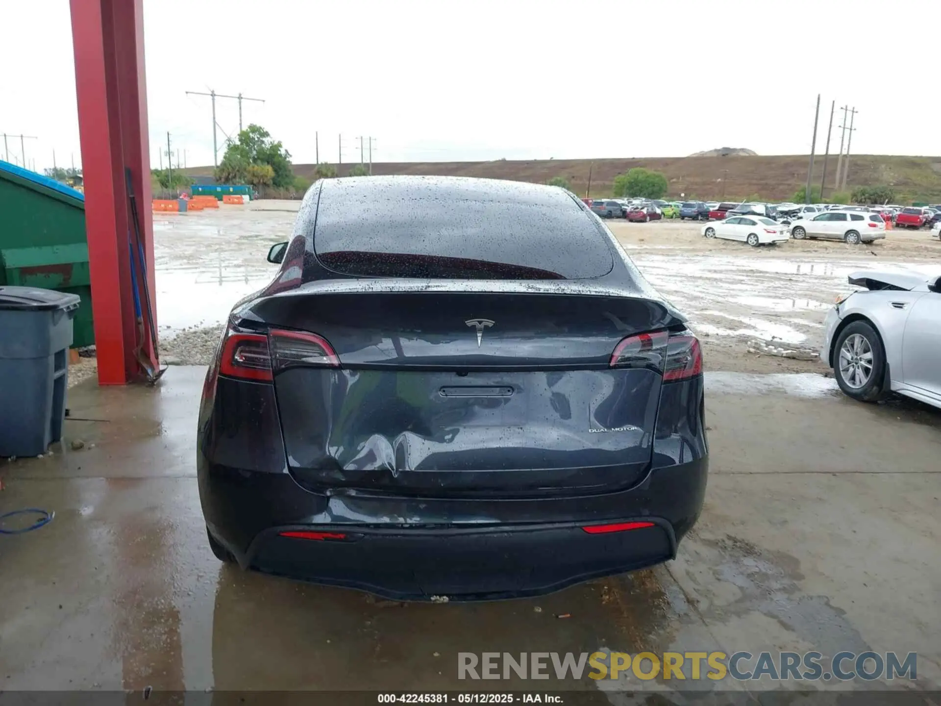 6 Photograph of a damaged car 7SAYGAEE3RF039918 TESLA MODEL Y 2024