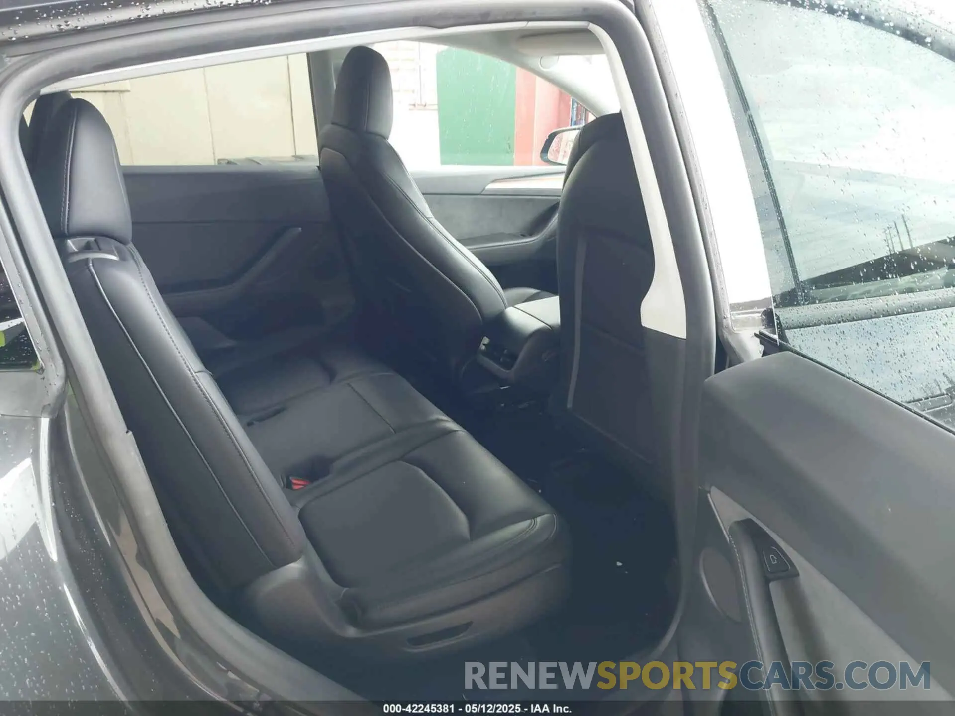 8 Photograph of a damaged car 7SAYGAEE3RF039918 TESLA MODEL Y 2024