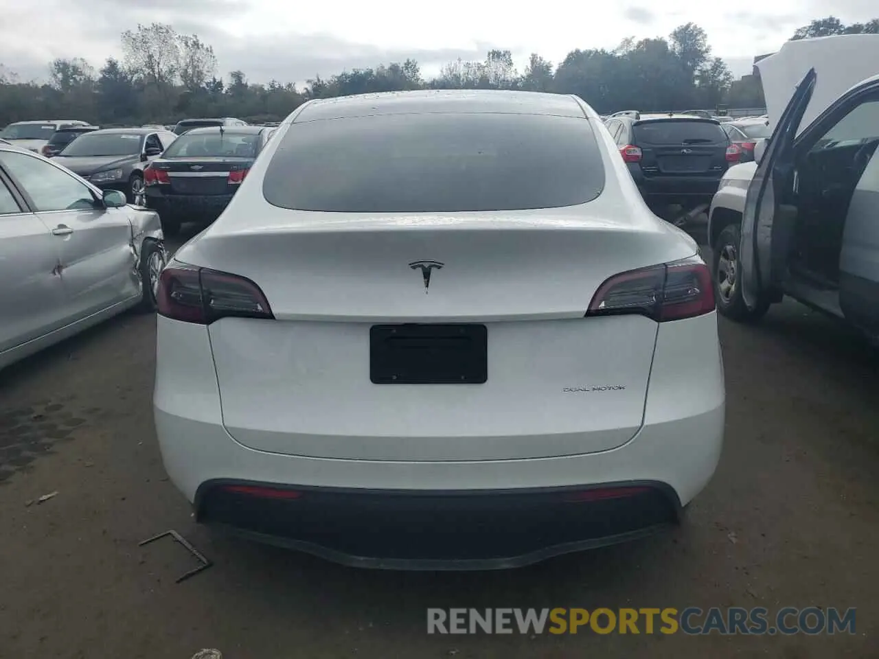 6 Photograph of a damaged car 7SAYGAEE3RF060557 TESLA MODEL Y 2024