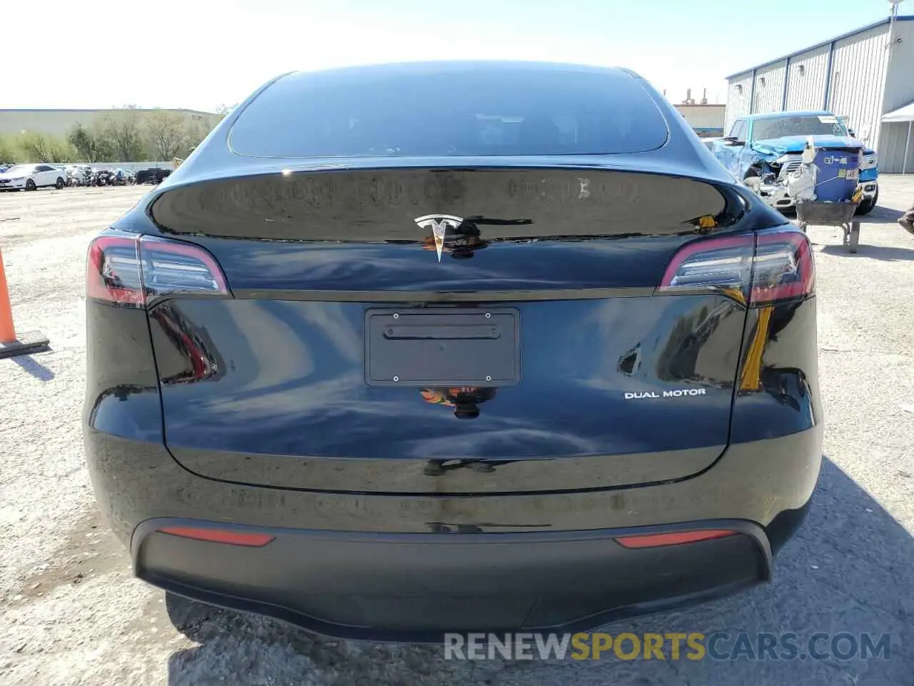 6 Photograph of a damaged car 7SAYGAEE3RF089122 TESLA MODEL Y 2024