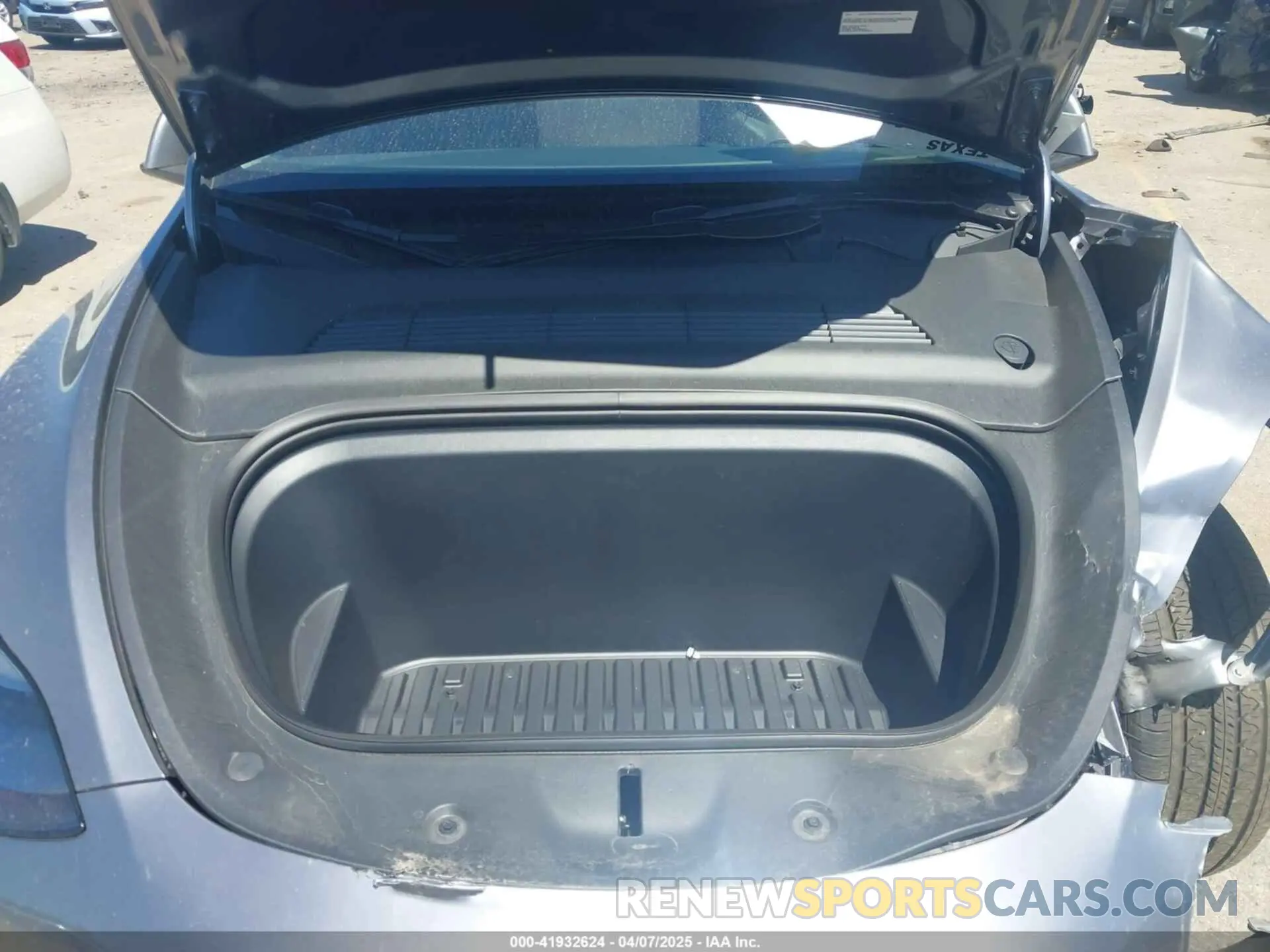 10 Photograph of a damaged car 7SAYGAEE3RF153644 TESLA MODEL Y 2024