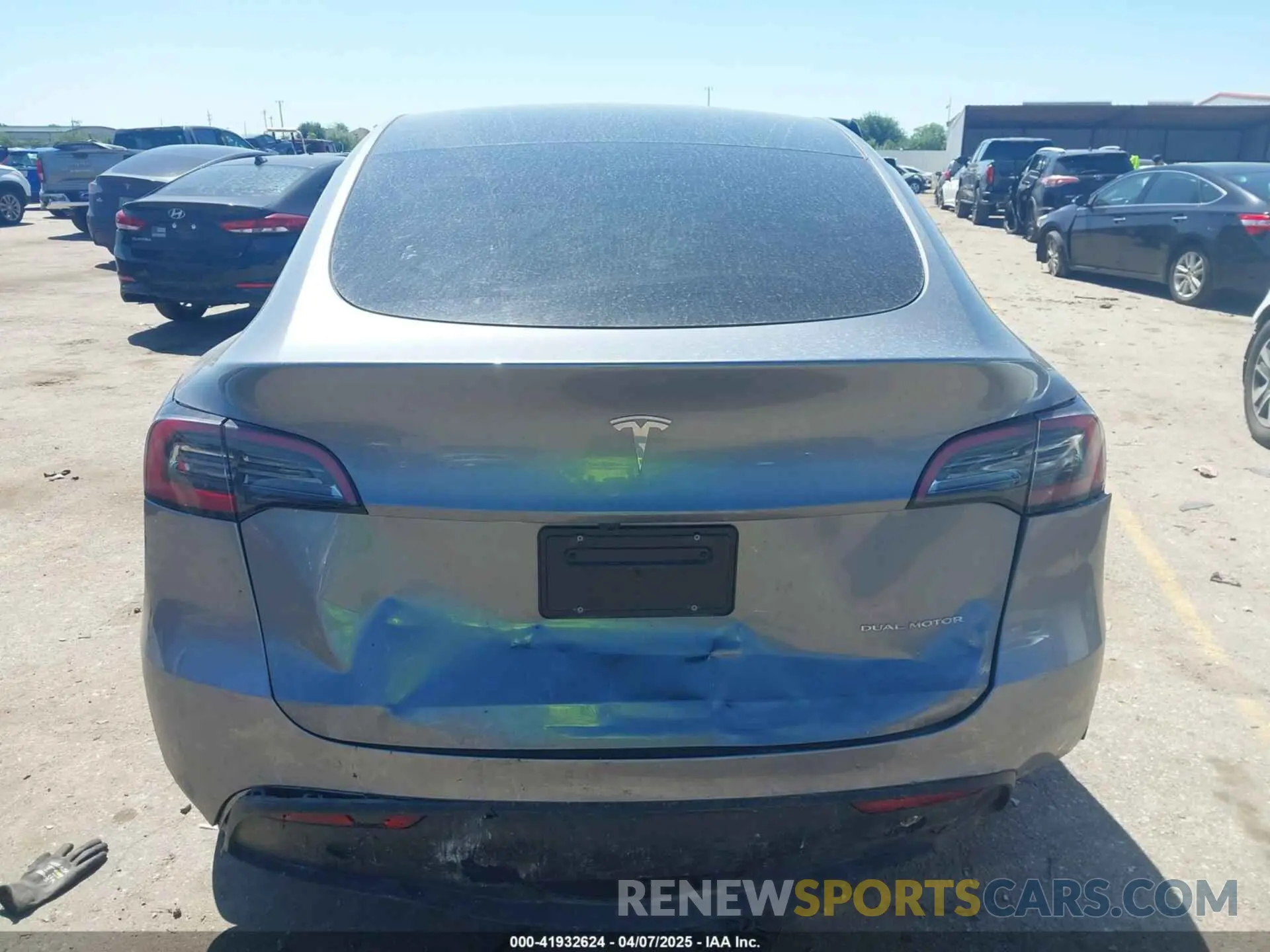 16 Photograph of a damaged car 7SAYGAEE3RF153644 TESLA MODEL Y 2024