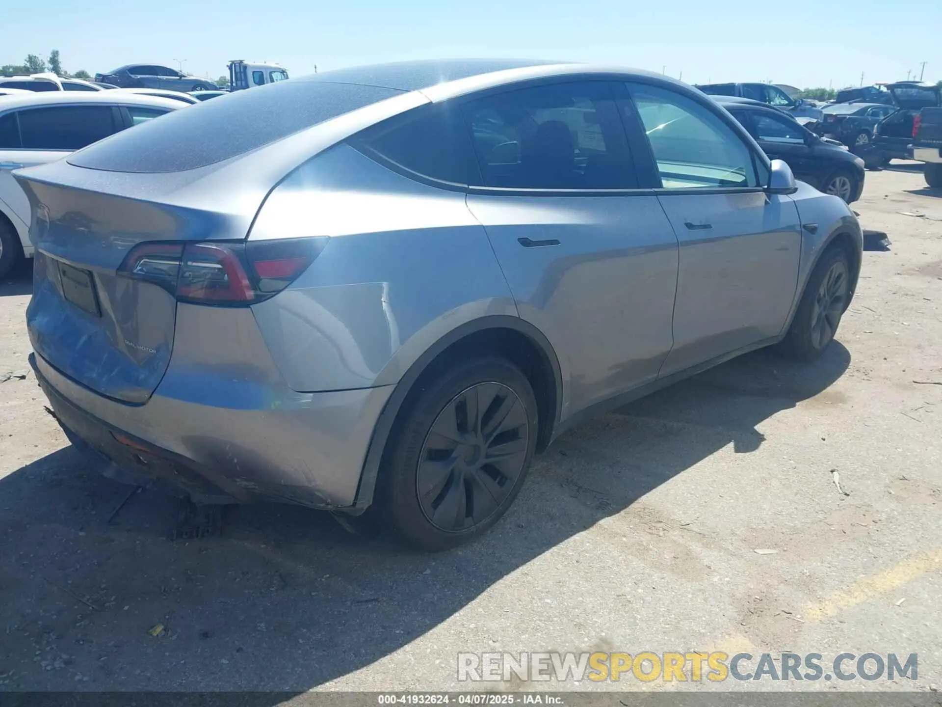 4 Photograph of a damaged car 7SAYGAEE3RF153644 TESLA MODEL Y 2024