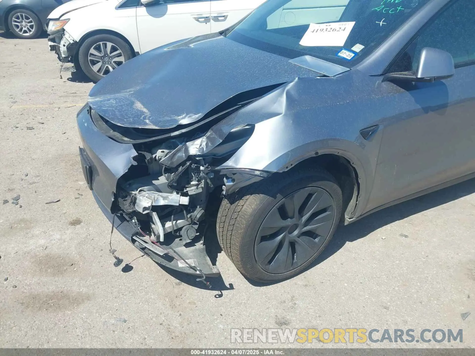 6 Photograph of a damaged car 7SAYGAEE3RF153644 TESLA MODEL Y 2024