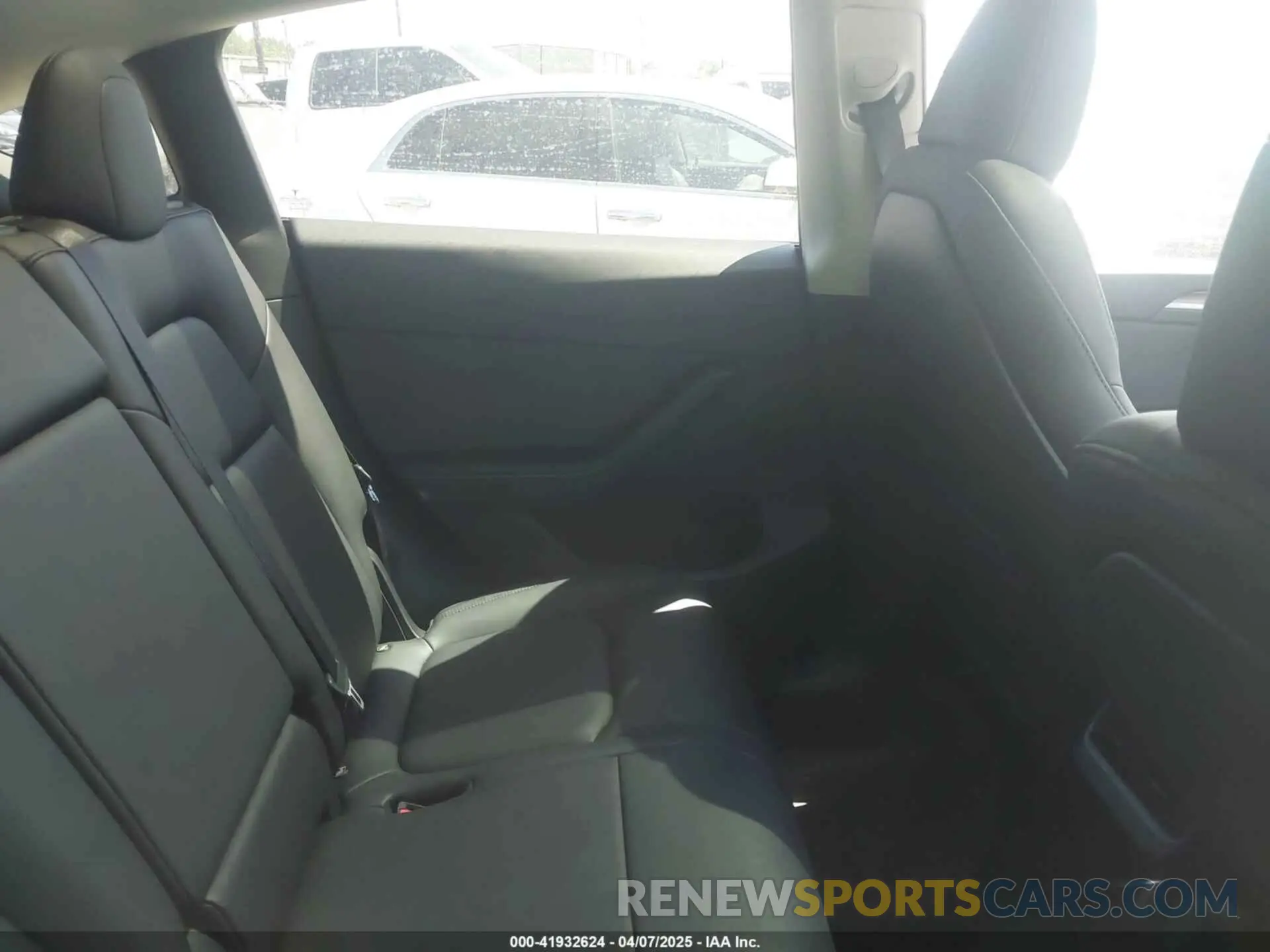 8 Photograph of a damaged car 7SAYGAEE3RF153644 TESLA MODEL Y 2024