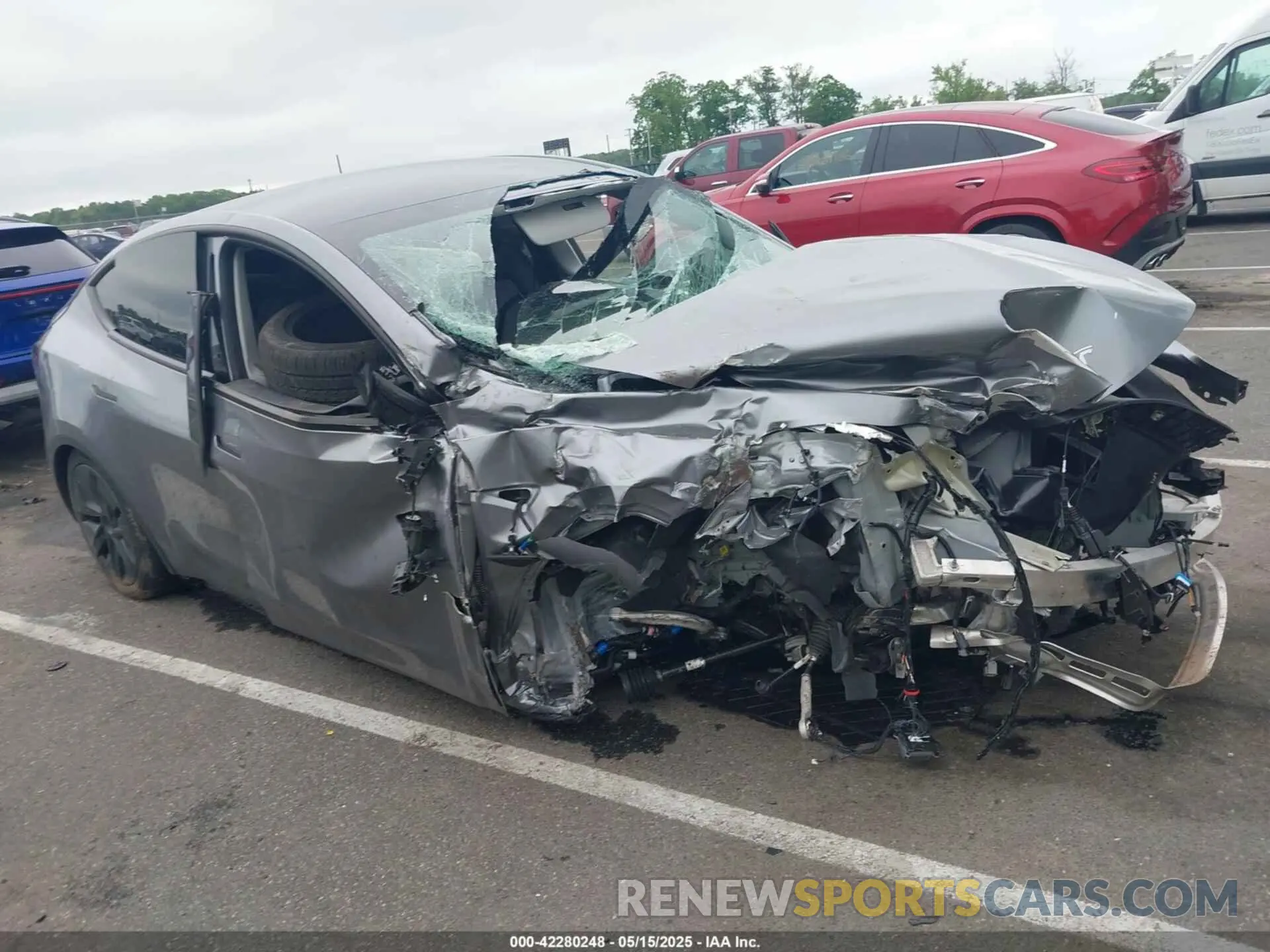 1 Photograph of a damaged car 7SAYGAEE3RF212921 TESLA MODEL Y 2024