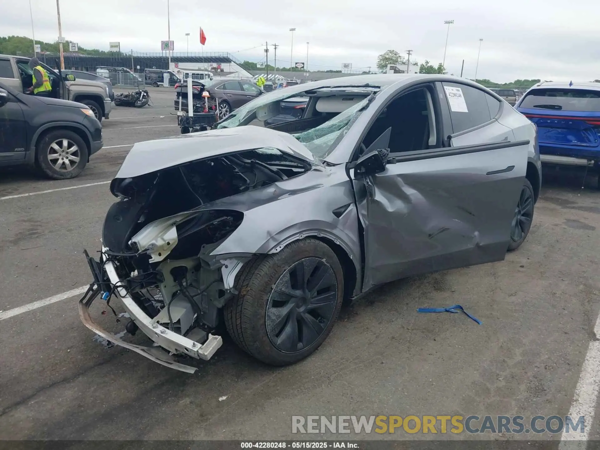 2 Photograph of a damaged car 7SAYGAEE3RF212921 TESLA MODEL Y 2024