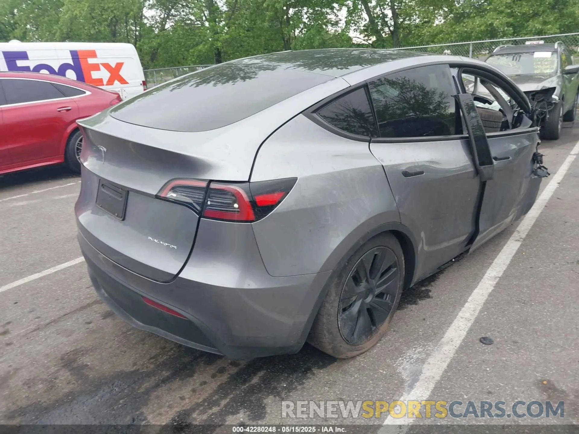 4 Photograph of a damaged car 7SAYGAEE3RF212921 TESLA MODEL Y 2024