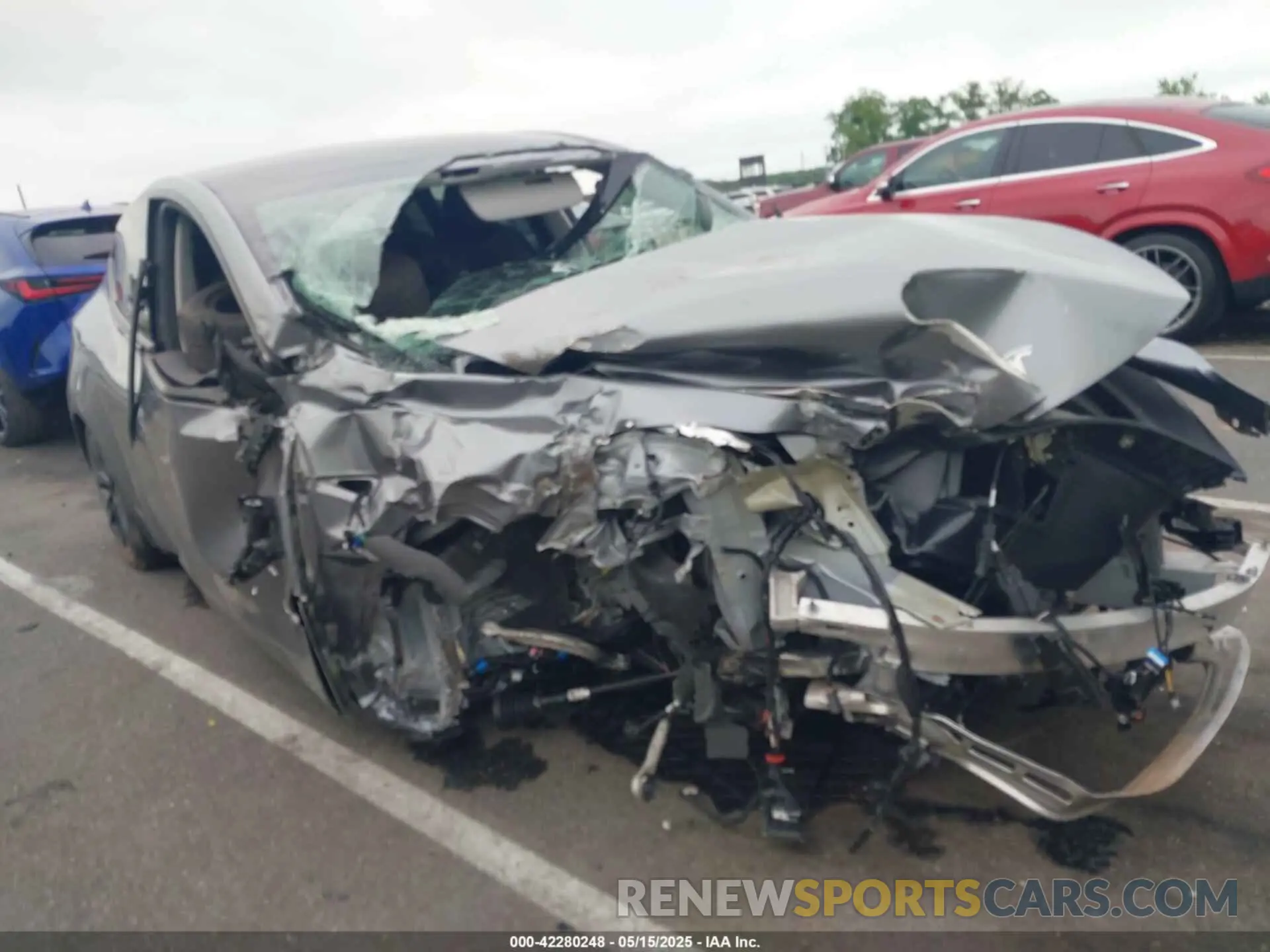 6 Photograph of a damaged car 7SAYGAEE3RF212921 TESLA MODEL Y 2024