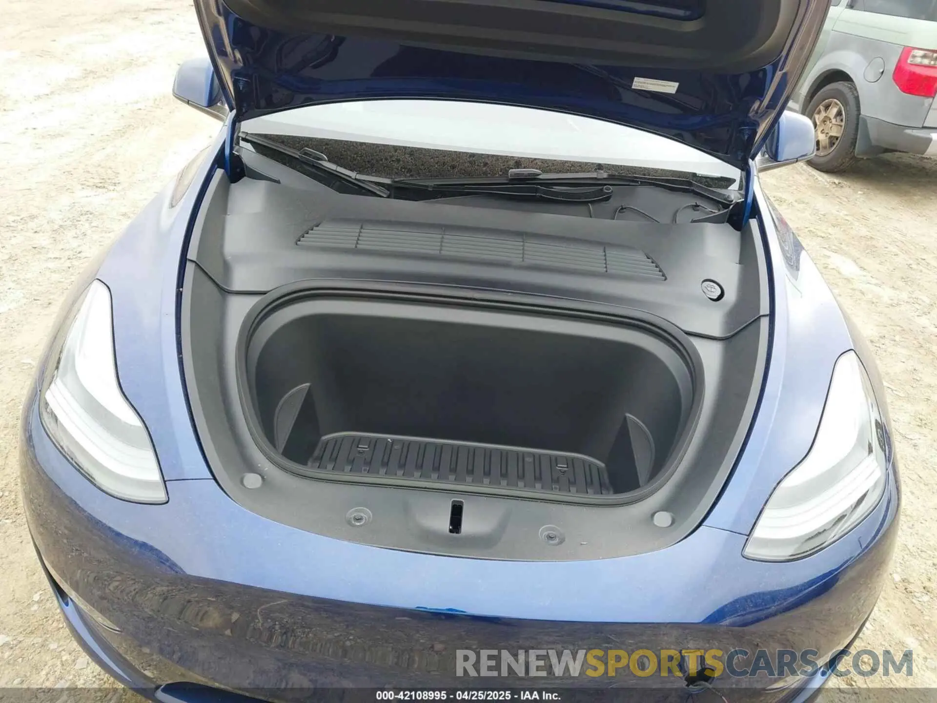 10 Photograph of a damaged car 7SAYGAEE4RF161266 TESLA MODEL Y 2024