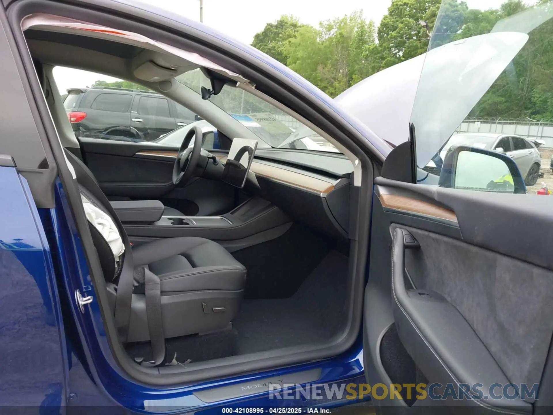 5 Photograph of a damaged car 7SAYGAEE4RF161266 TESLA MODEL Y 2024