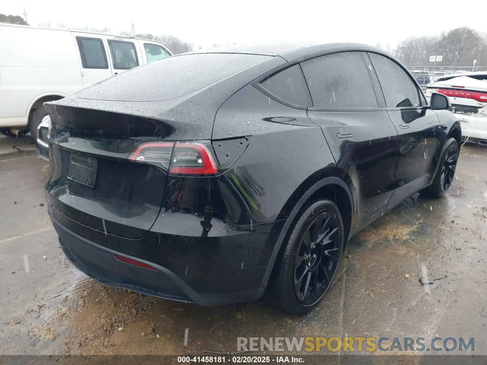 4 Photograph of a damaged car 7SAYGAEE4RF985266 TESLA MODEL Y 2024