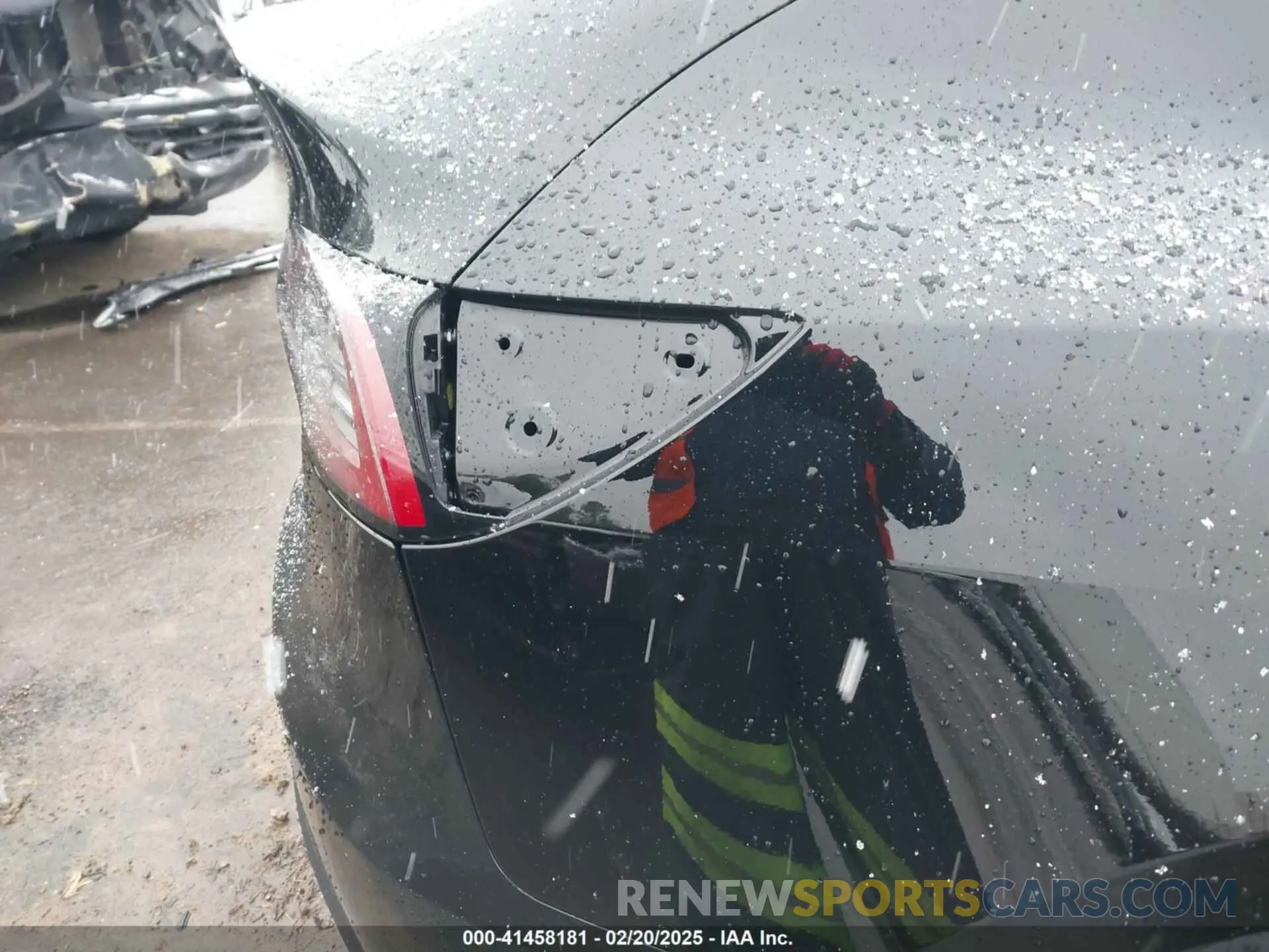 6 Photograph of a damaged car 7SAYGAEE4RF985266 TESLA MODEL Y 2024