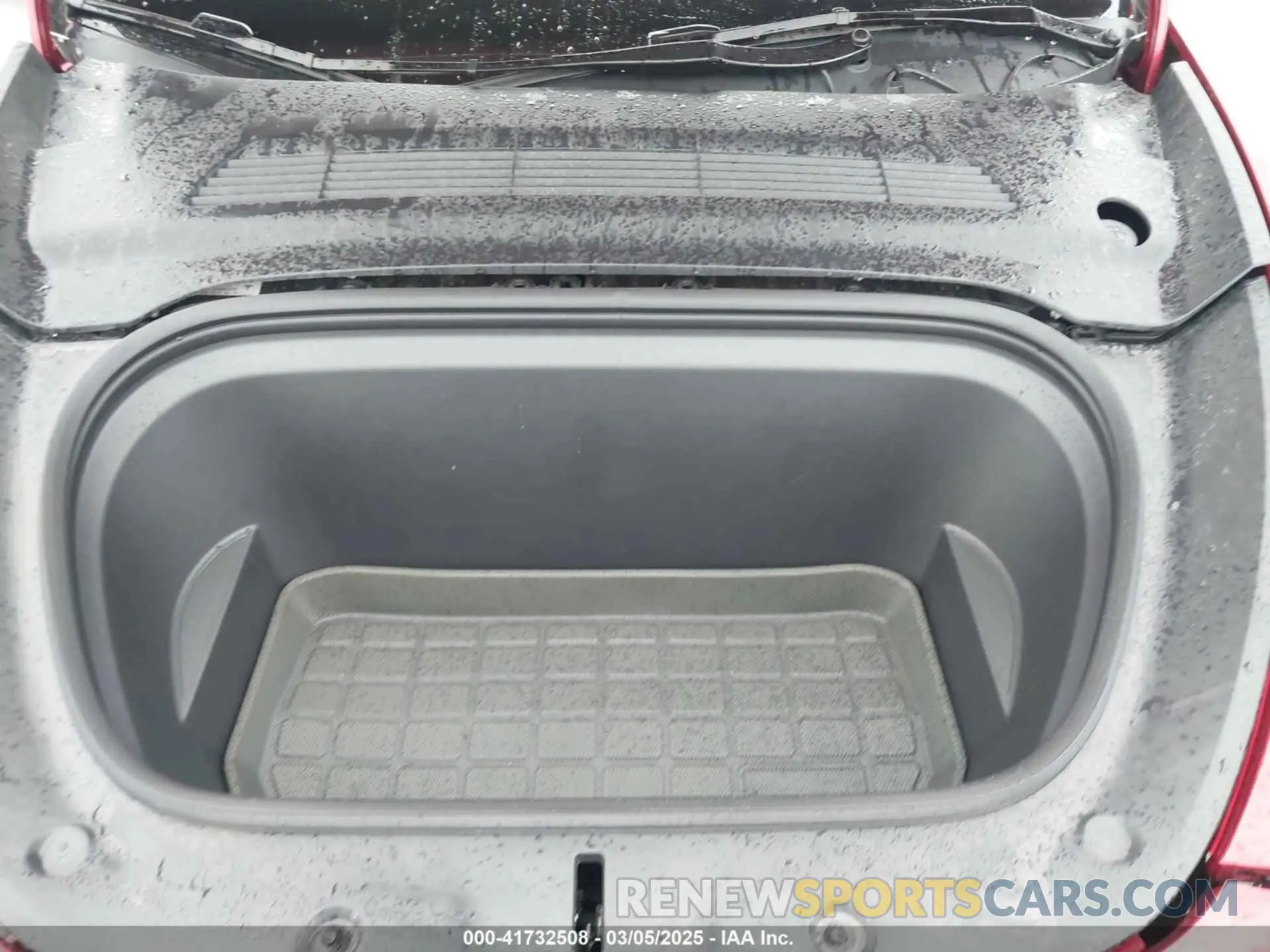 10 Photograph of a damaged car 7SAYGAEE5RF018746 TESLA MODEL Y 2024