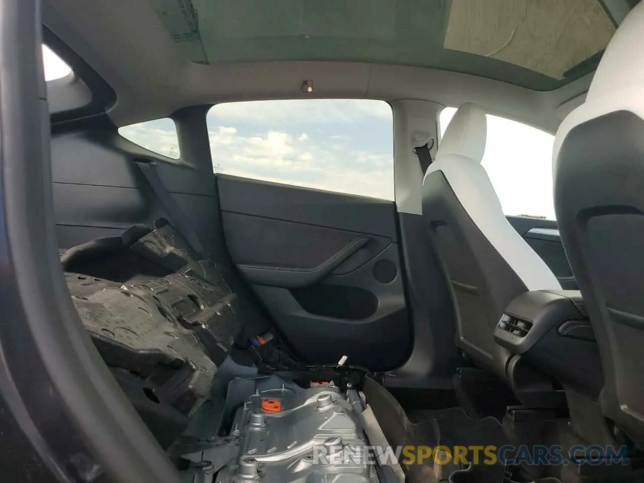 10 Photograph of a damaged car 7SAYGAEE5RF027463 TESLA MODEL Y 2024