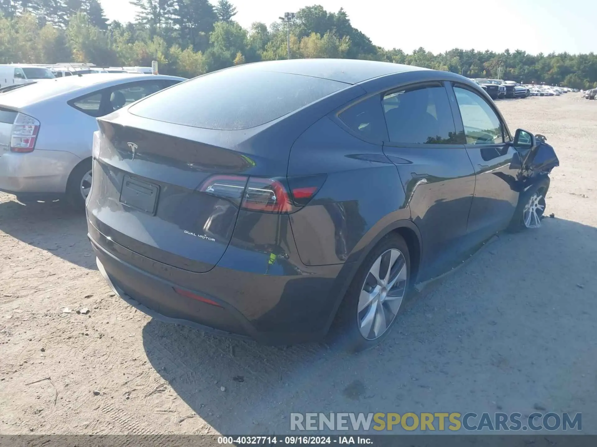 4 Photograph of a damaged car 7SAYGAEE5RF077814 TESLA MODEL Y 2024