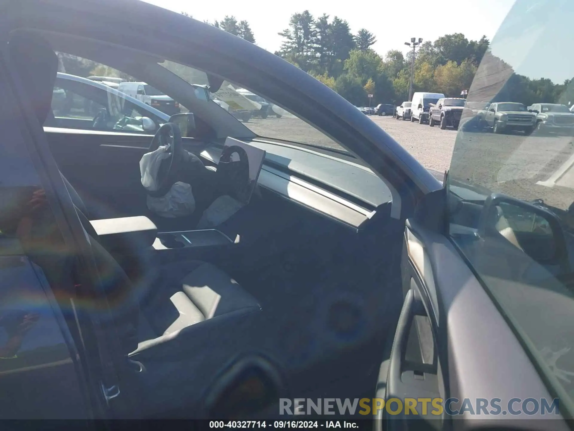 5 Photograph of a damaged car 7SAYGAEE5RF077814 TESLA MODEL Y 2024