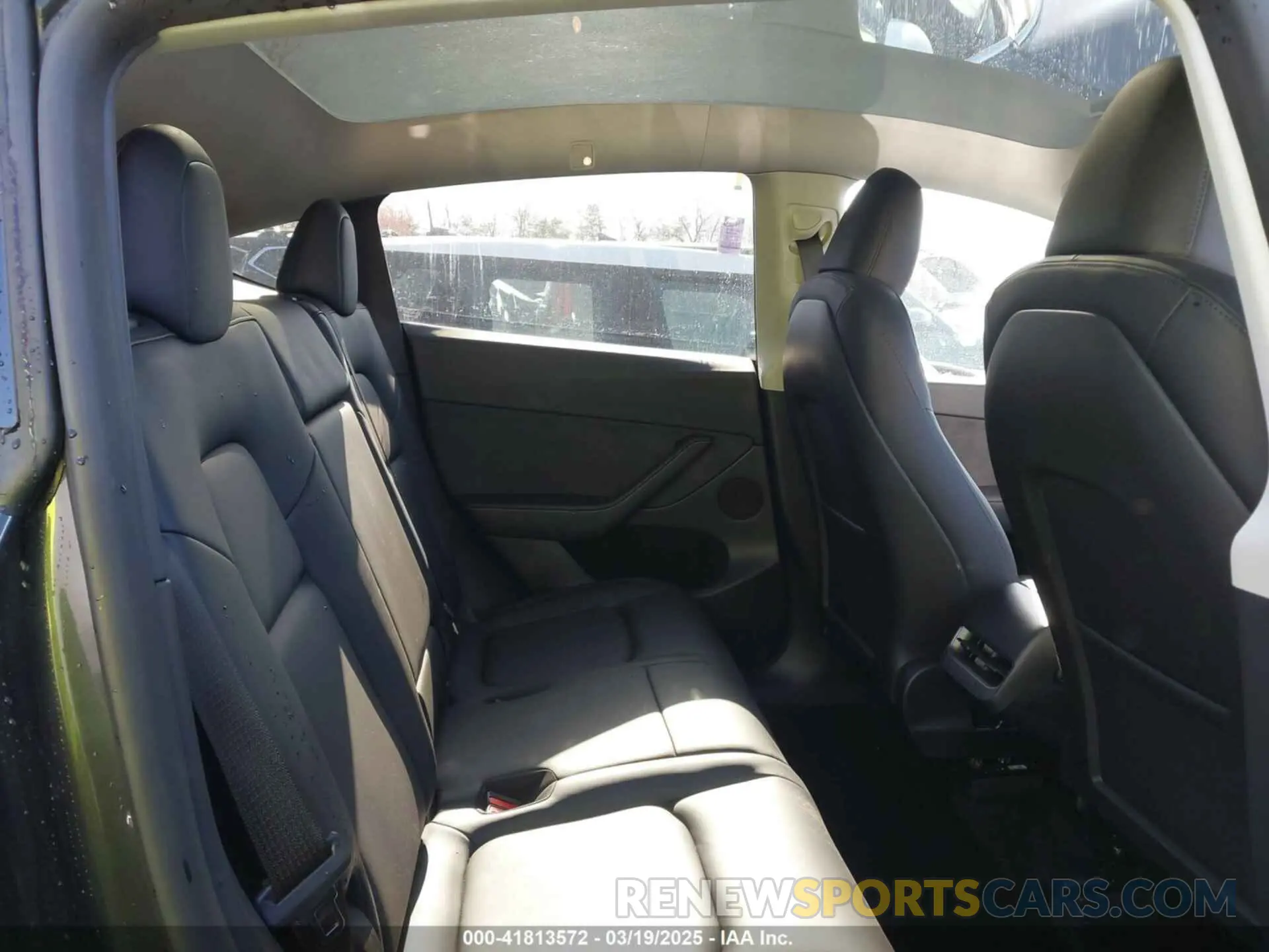 8 Photograph of a damaged car 7SAYGAEE5RF127224 TESLA MODEL Y 2024