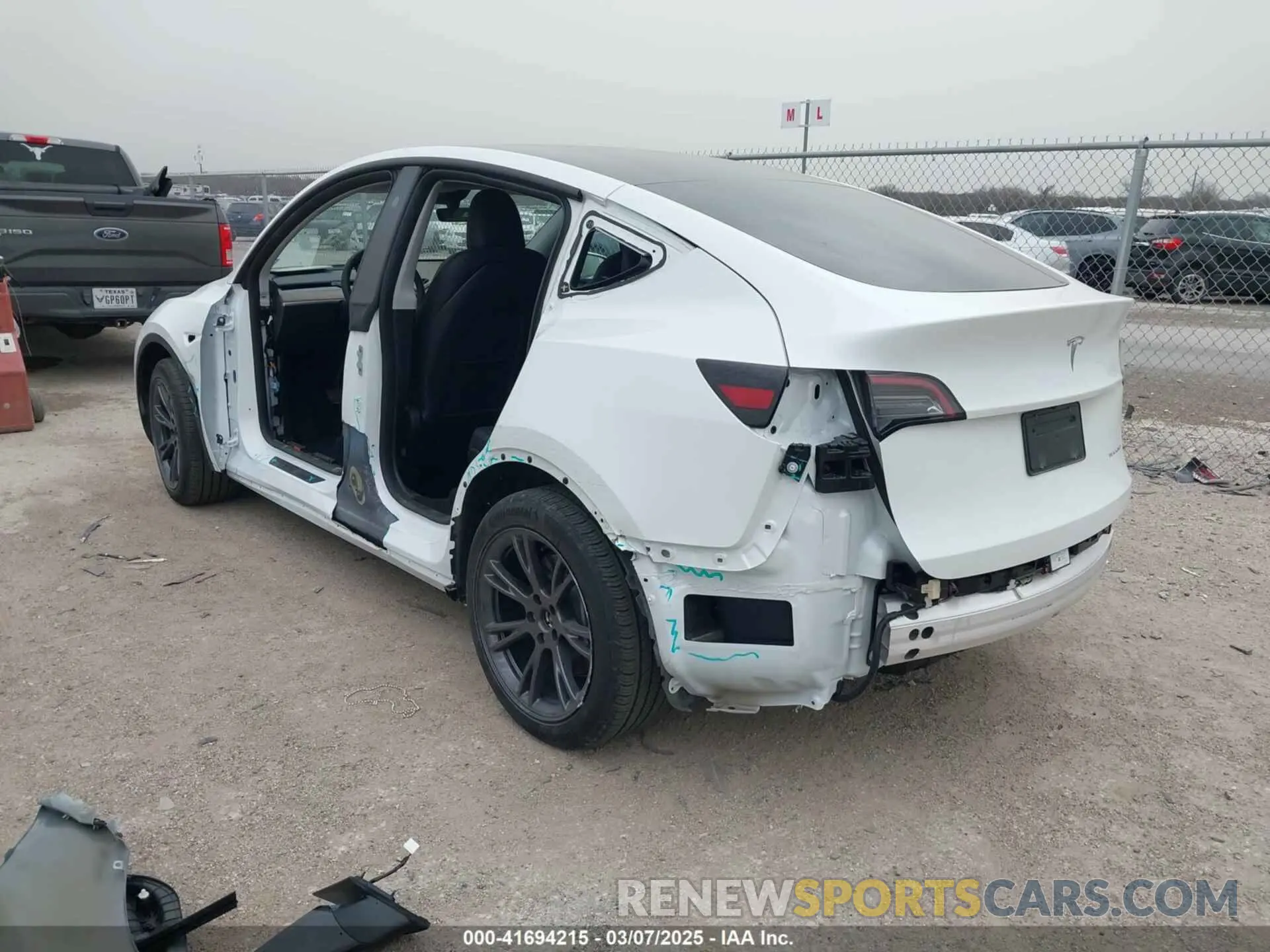 3 Photograph of a damaged car 7SAYGAEE6RF171037 TESLA MODEL Y 2024