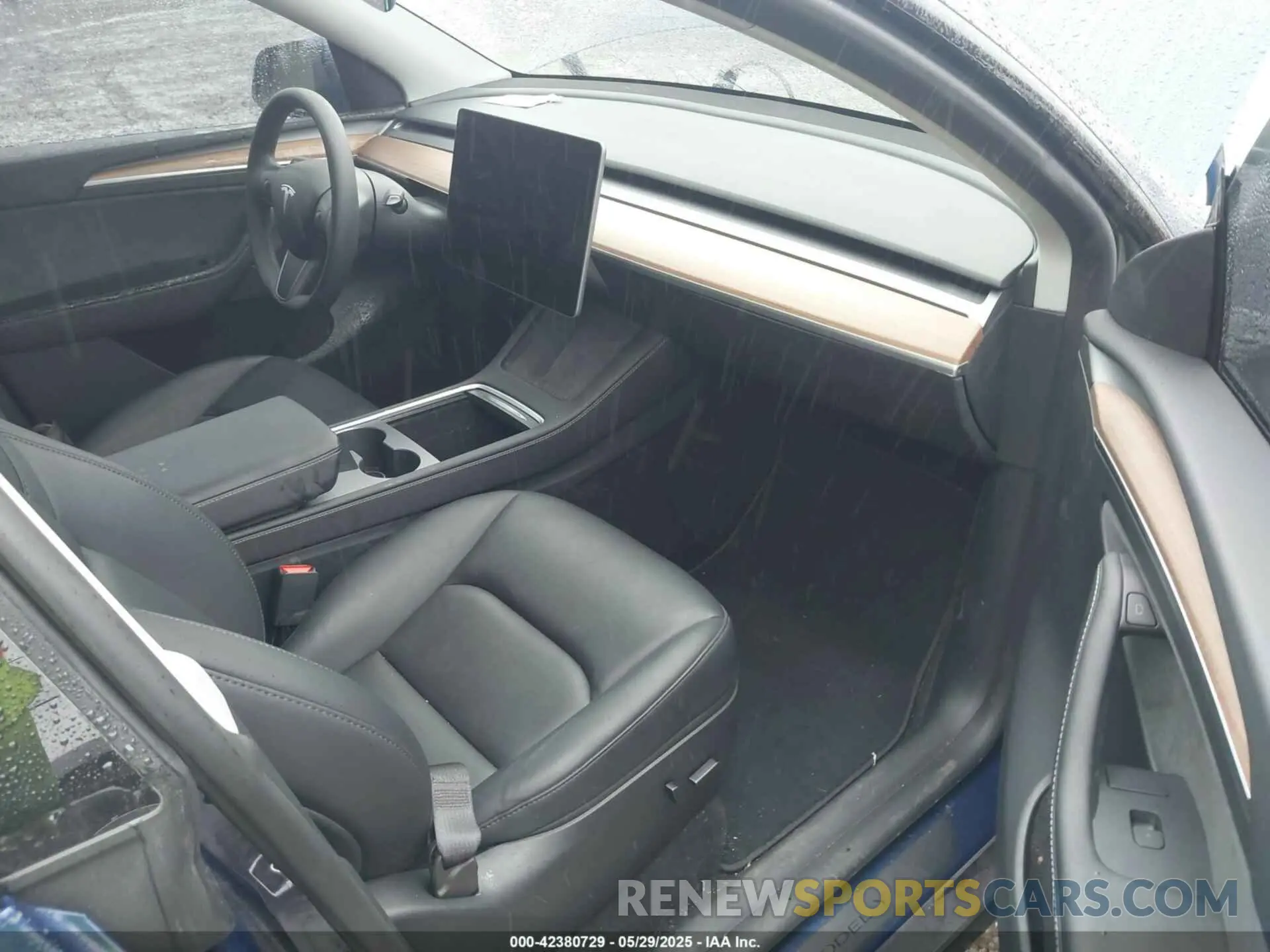 5 Photograph of a damaged car 7SAYGAEE6RF988976 TESLA MODEL Y 2024