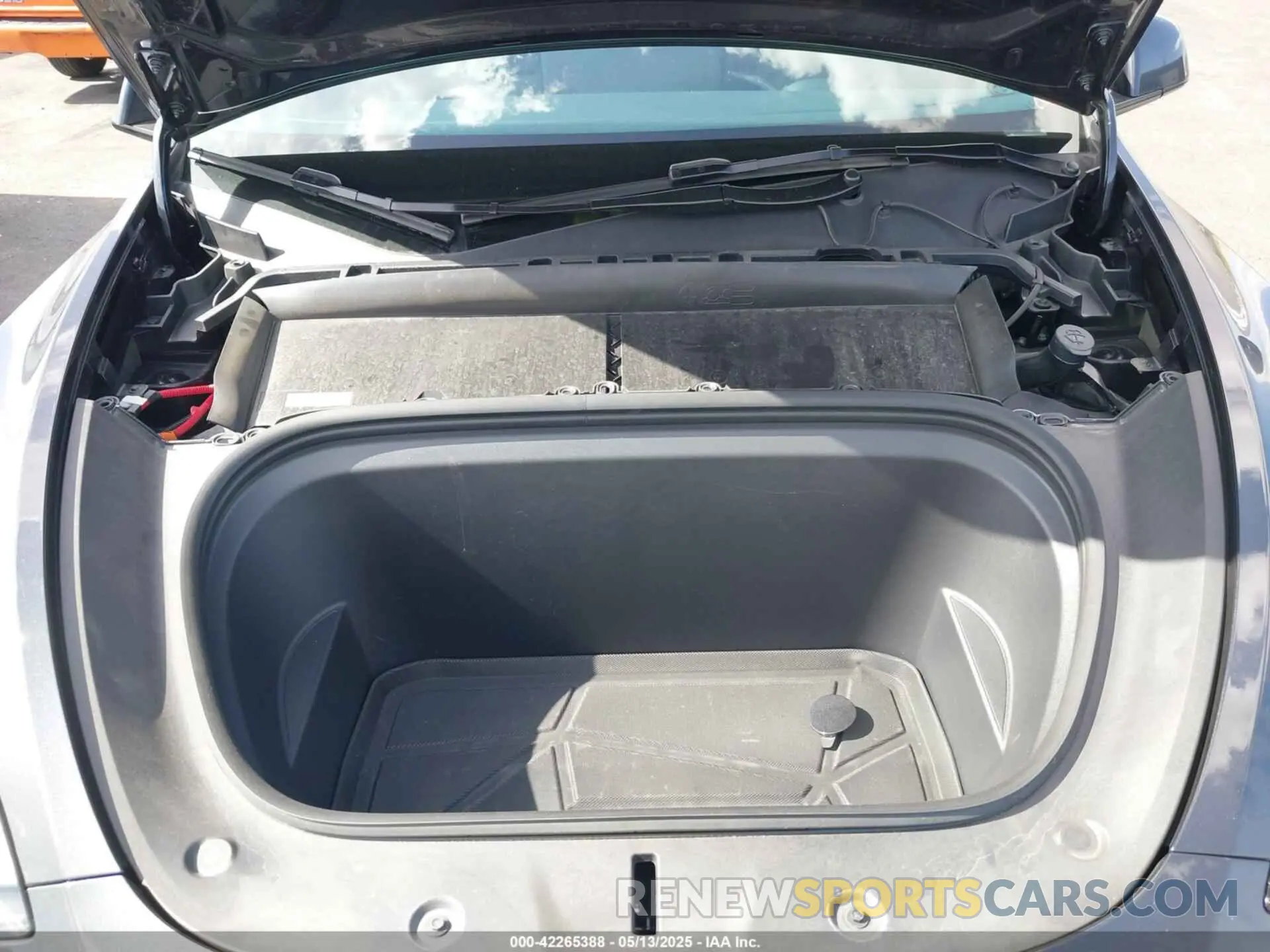 10 Photograph of a damaged car 7SAYGAEE7RF119884 TESLA MODEL Y 2024
