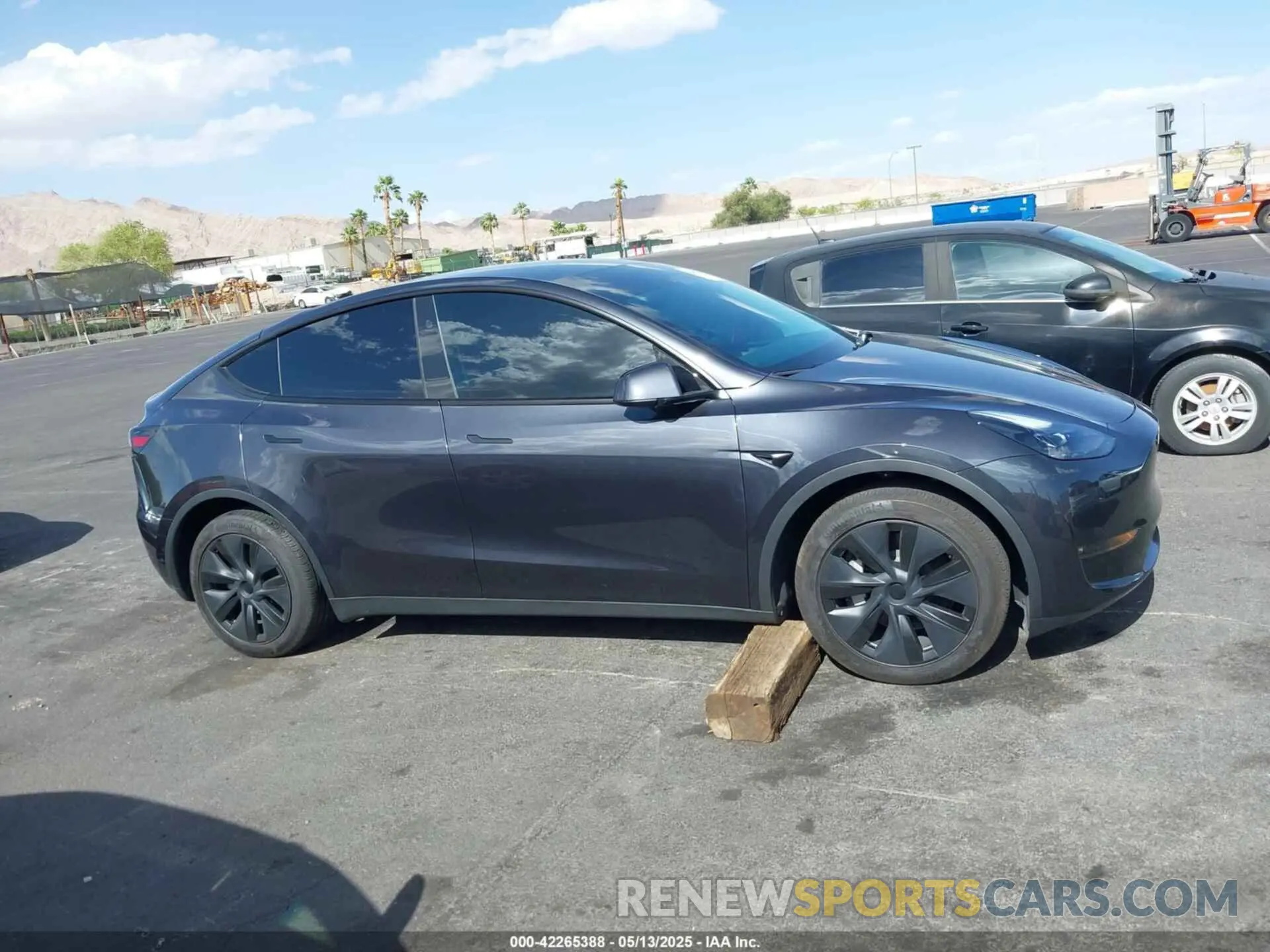 12 Photograph of a damaged car 7SAYGAEE7RF119884 TESLA MODEL Y 2024