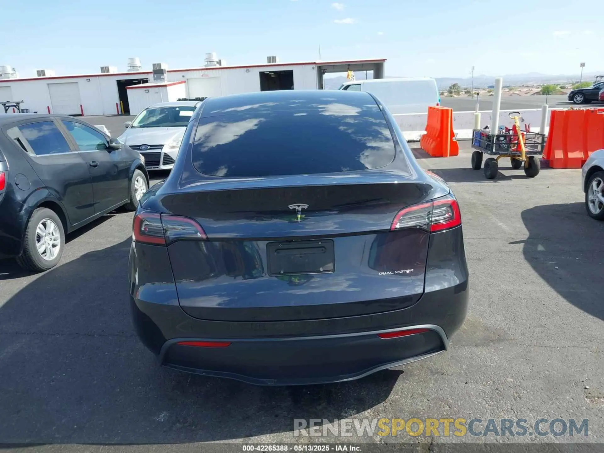 15 Photograph of a damaged car 7SAYGAEE7RF119884 TESLA MODEL Y 2024