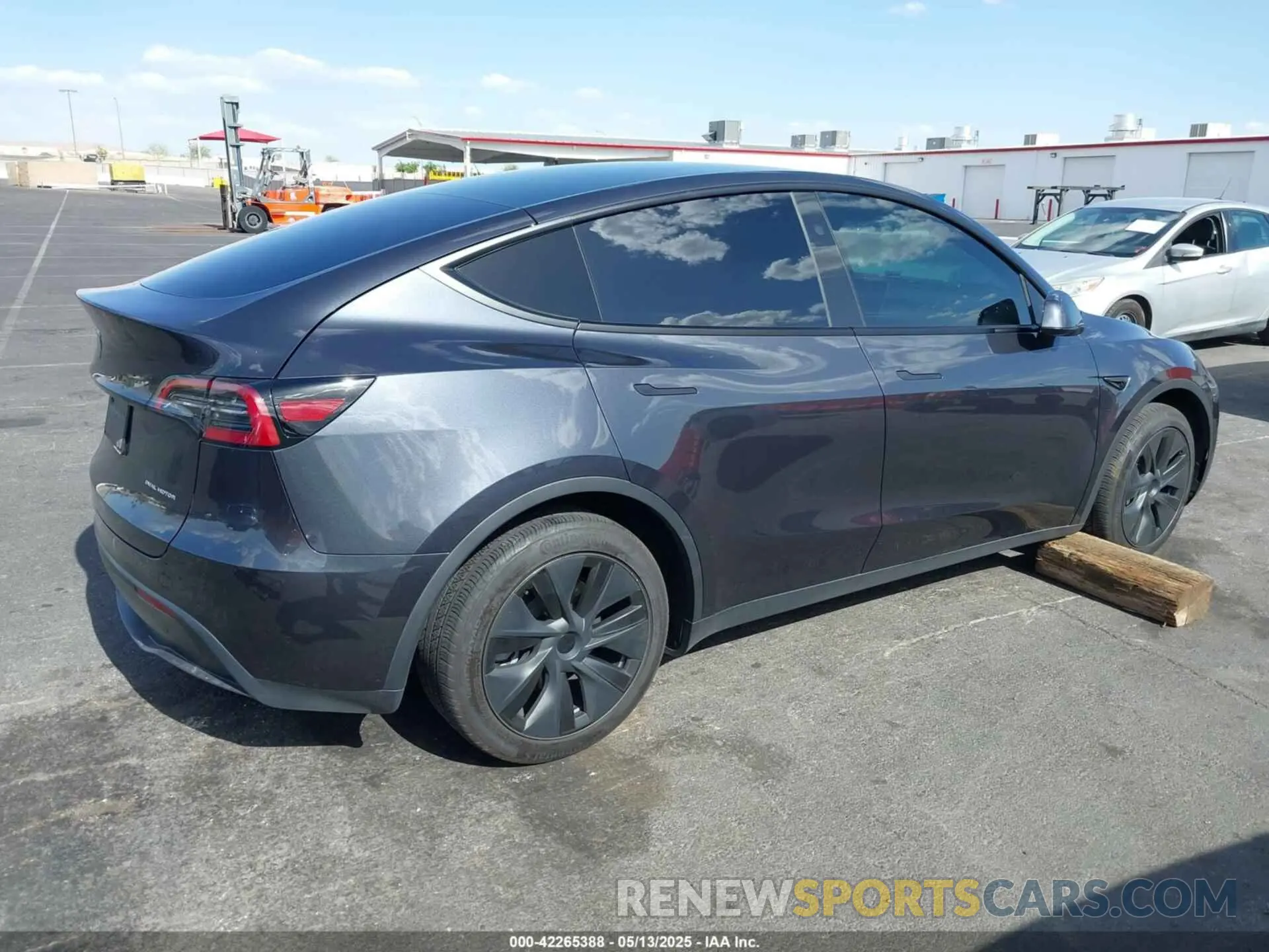 4 Photograph of a damaged car 7SAYGAEE7RF119884 TESLA MODEL Y 2024