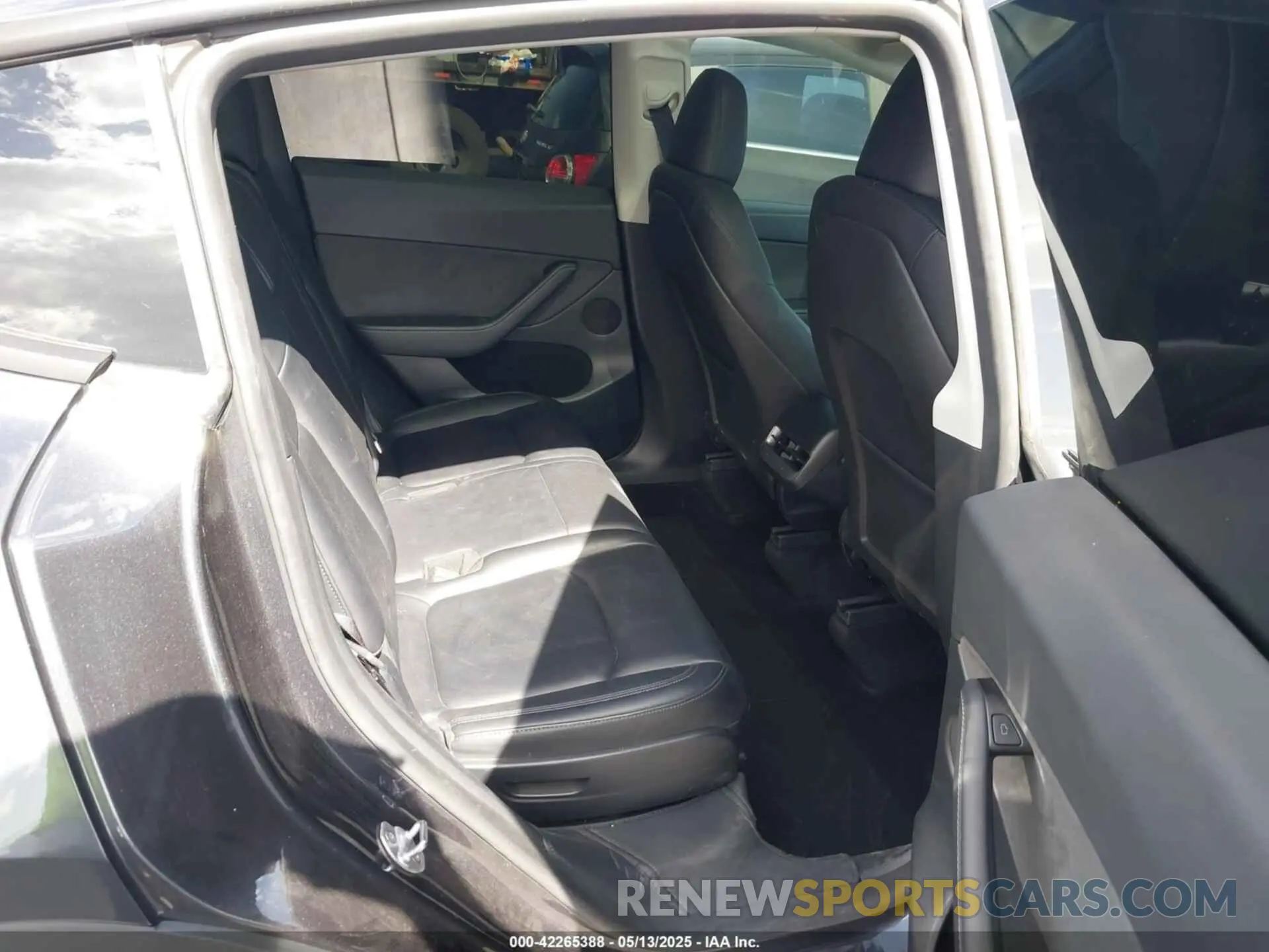 8 Photograph of a damaged car 7SAYGAEE7RF119884 TESLA MODEL Y 2024